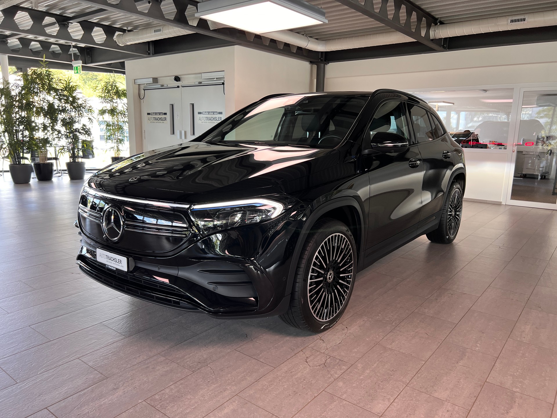 MERCEDES-BENZ EQA 300 AMG Line 4Matic-image-3