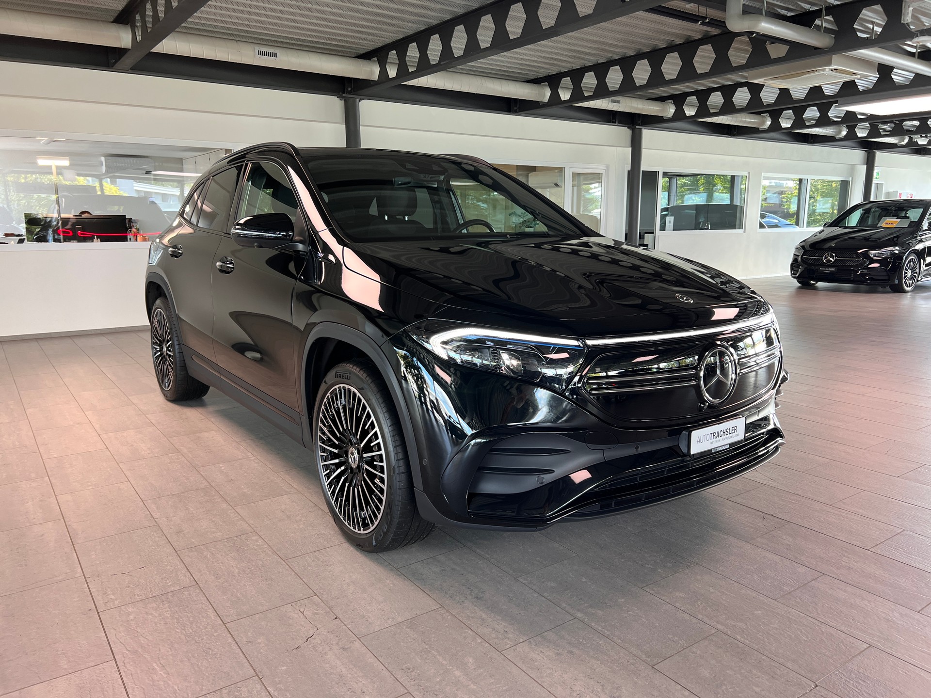 MERCEDES-BENZ EQA 300 AMG Line 4Matic-image-2