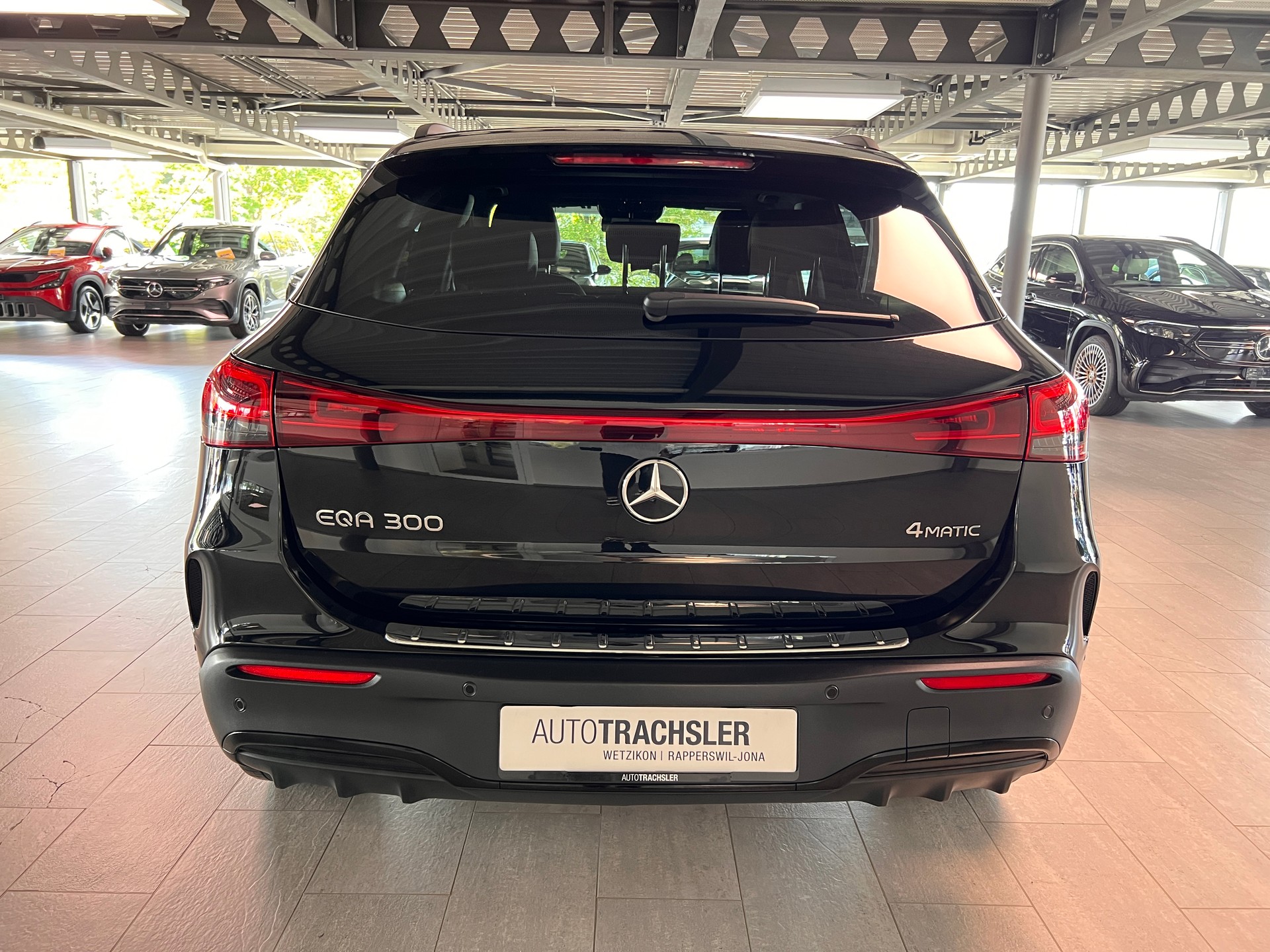 MERCEDES-BENZ EQA 300 AMG Line 4Matic-image-4