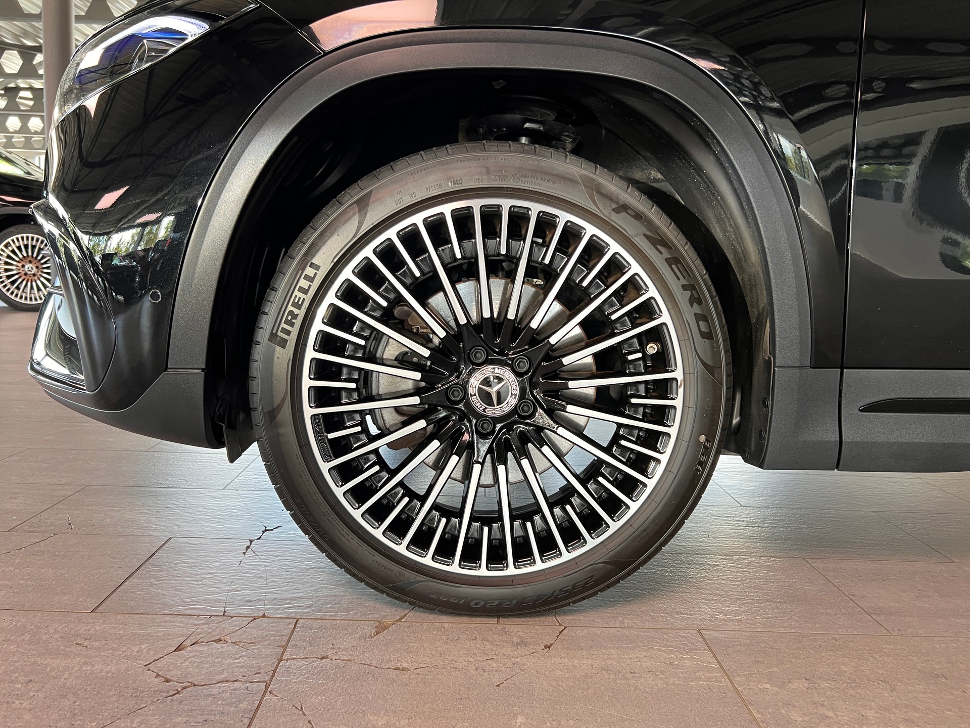 MERCEDES-BENZ EQA 300 AMG Line 4Matic-image-5