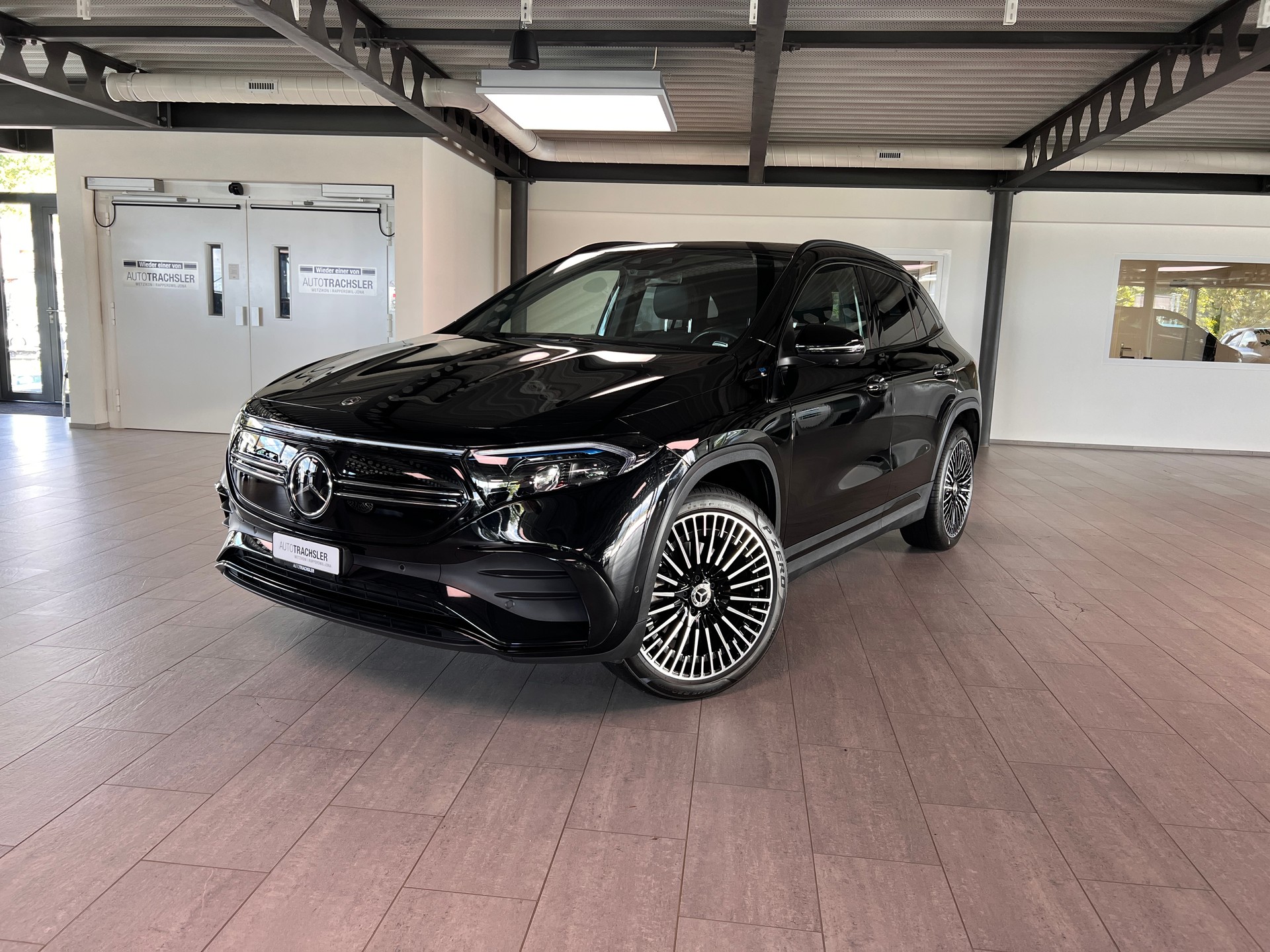 MERCEDES-BENZ EQA 300 AMG Line 4Matic-image-0