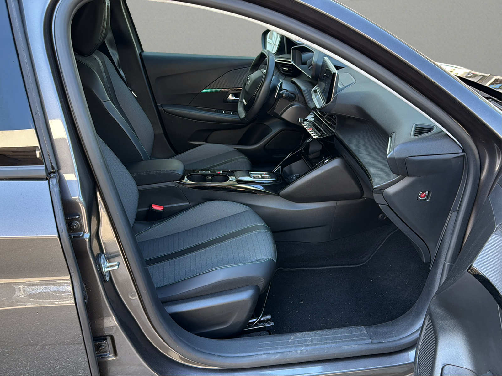 PEUGEOT 208 1.2 PureTech Allure Pack EAT8-image-14