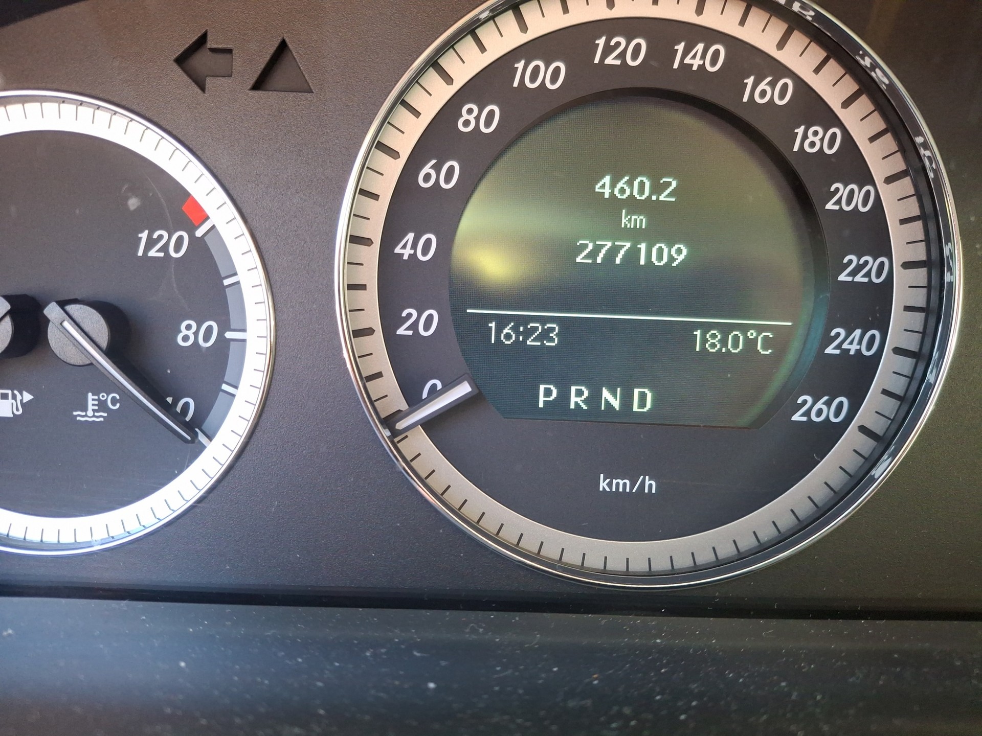 MERCEDES-BENZ C 200 CGI BlueEfficiency Automatic-image-12