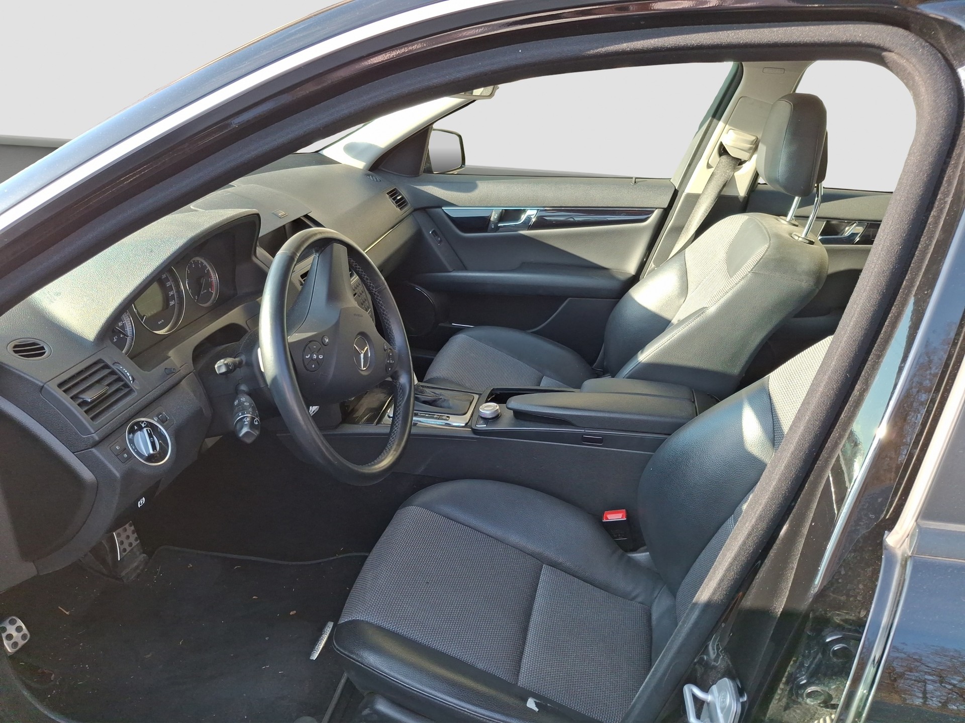 MERCEDES-BENZ C 200 CGI BlueEfficiency Automatic-image-7