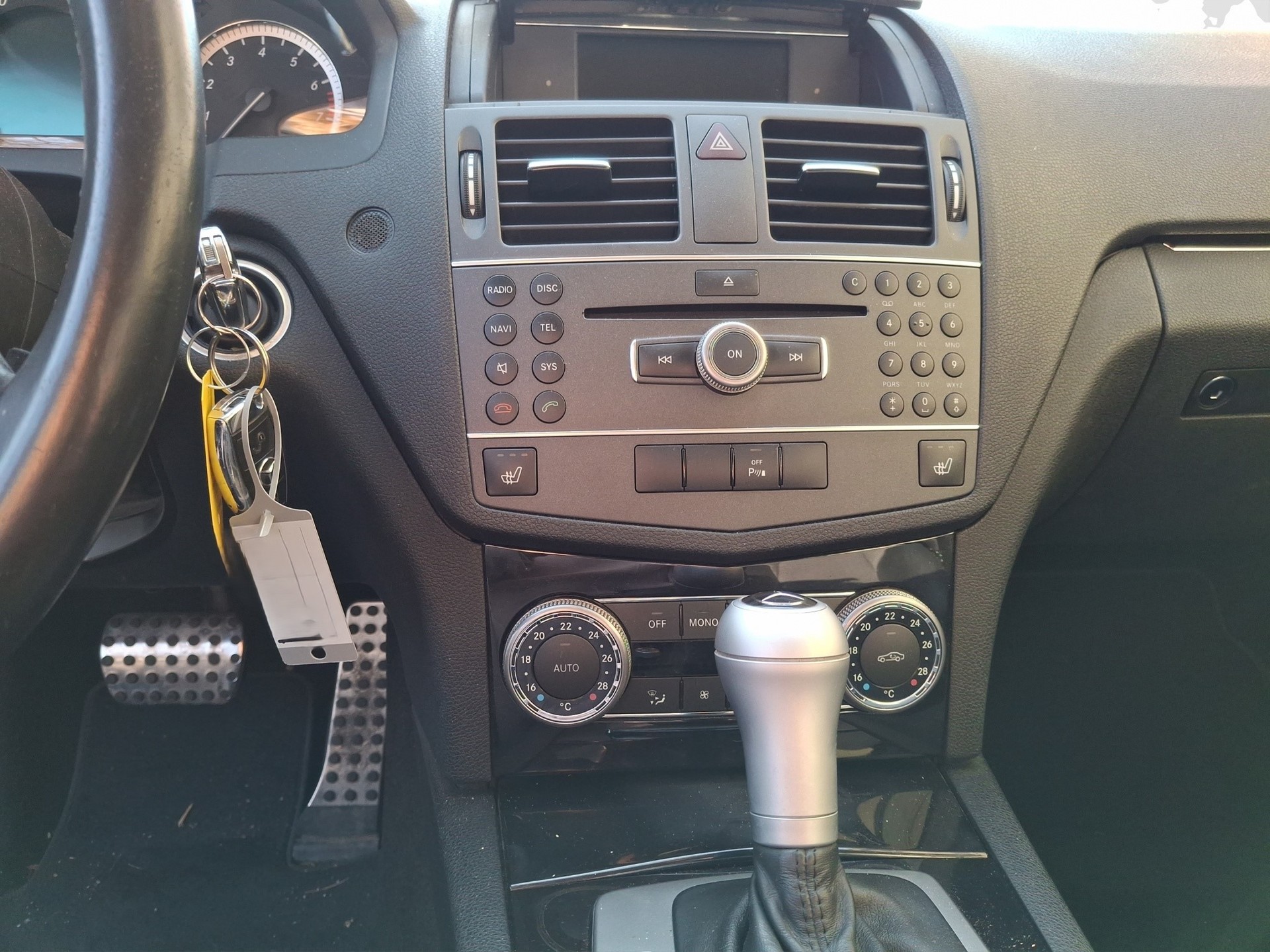 MERCEDES-BENZ C 200 CGI BlueEfficiency Automatic-image-9