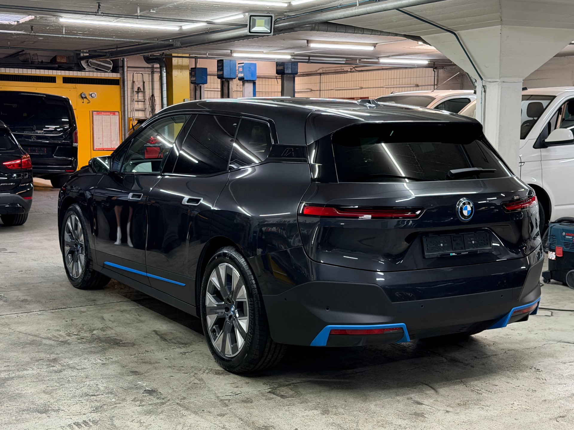 BMW iX xDrive40-image-4