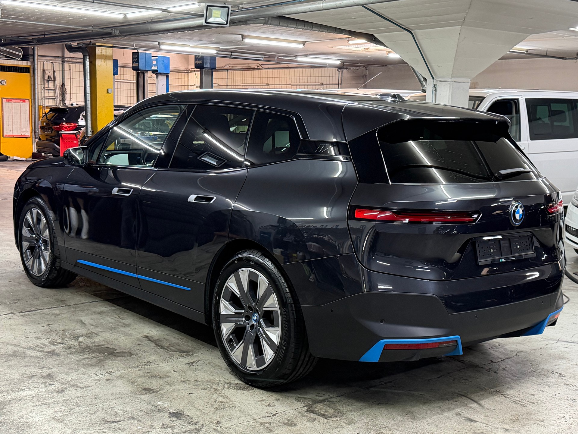 BMW iX xDrive40-image-3