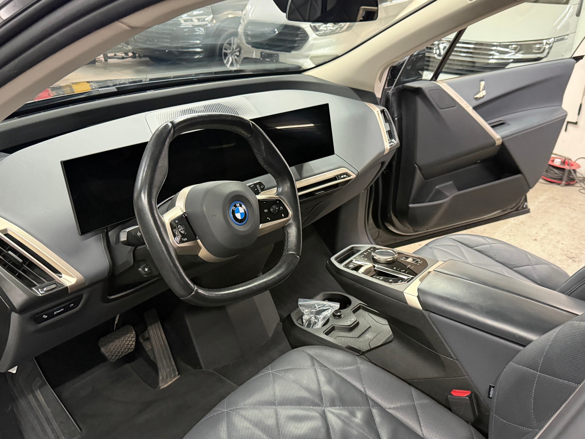 BMW iX xDrive40-image-14