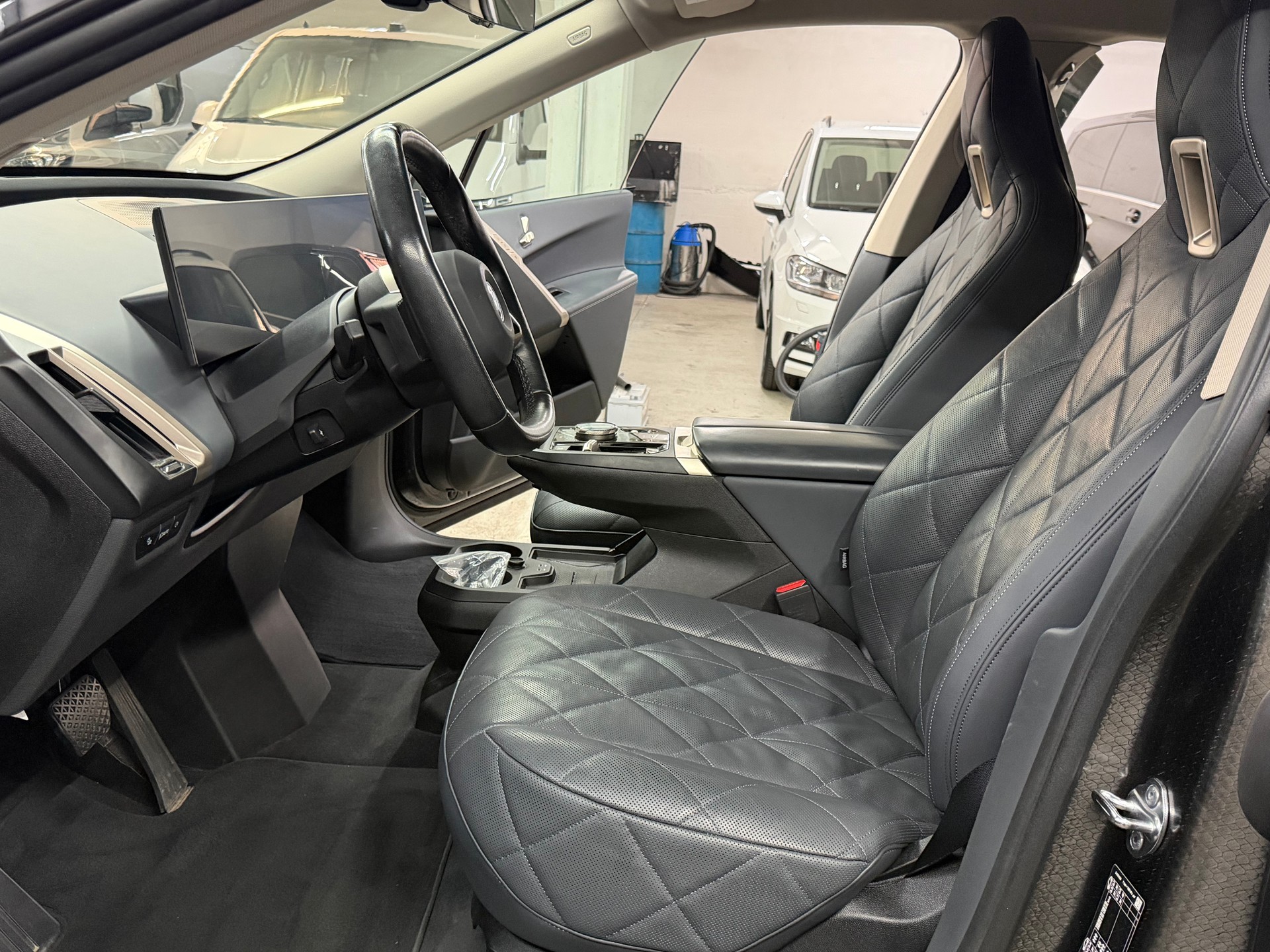 BMW iX xDrive40-image-13