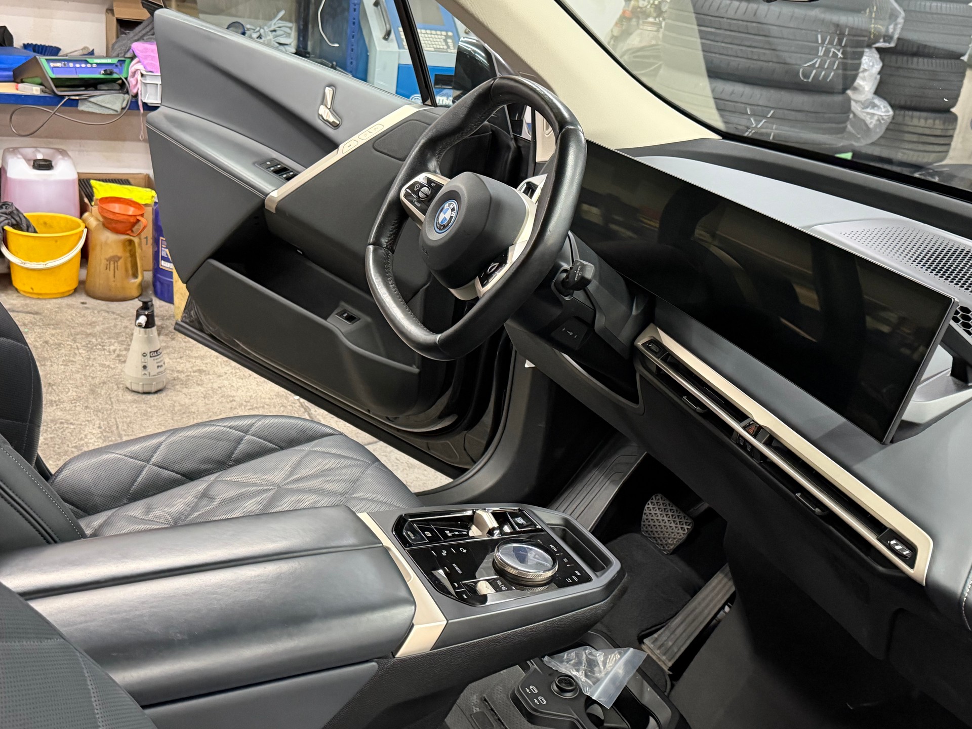 BMW iX xDrive40-image-6