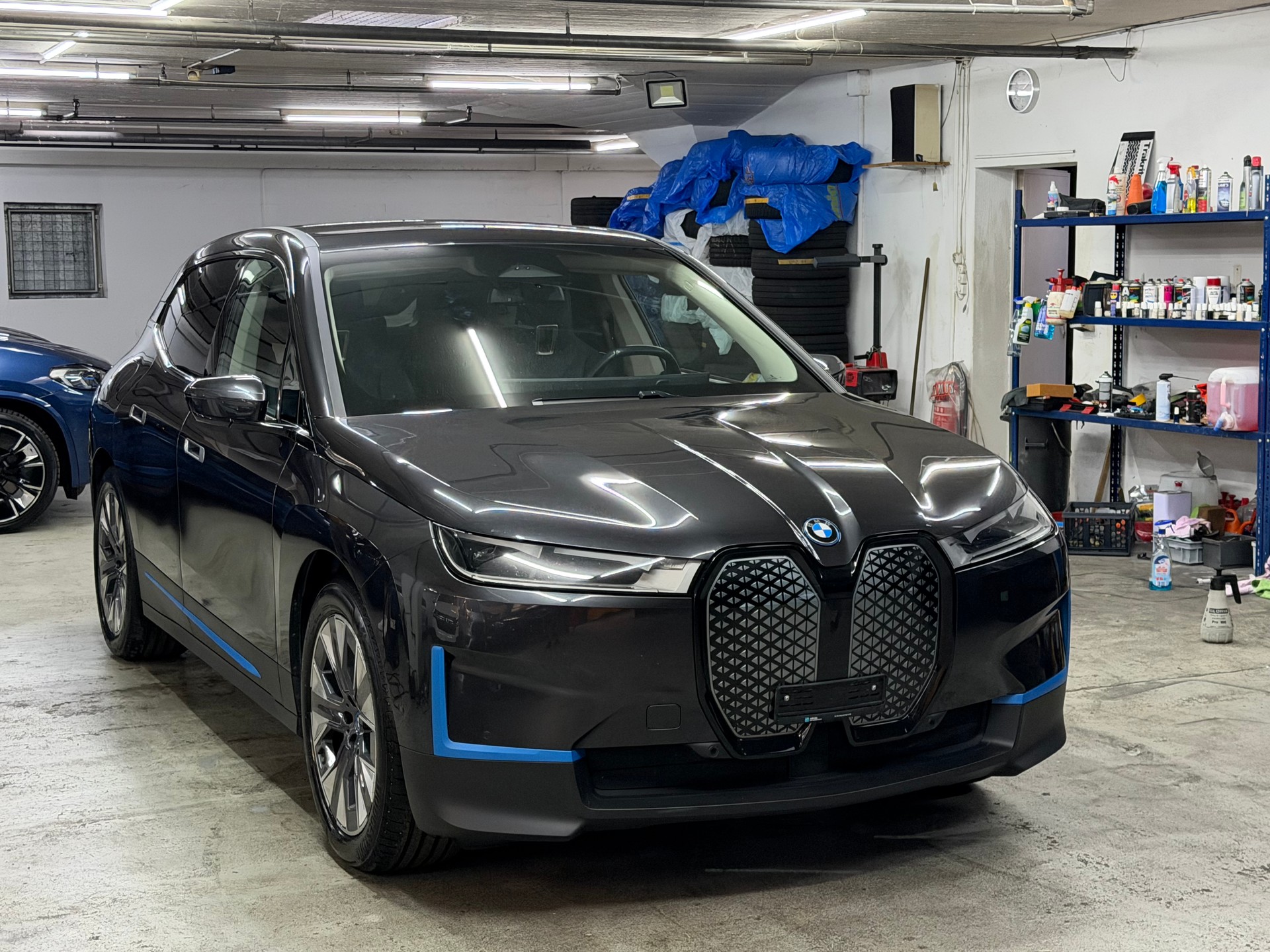 BMW iX xDrive40-image-1