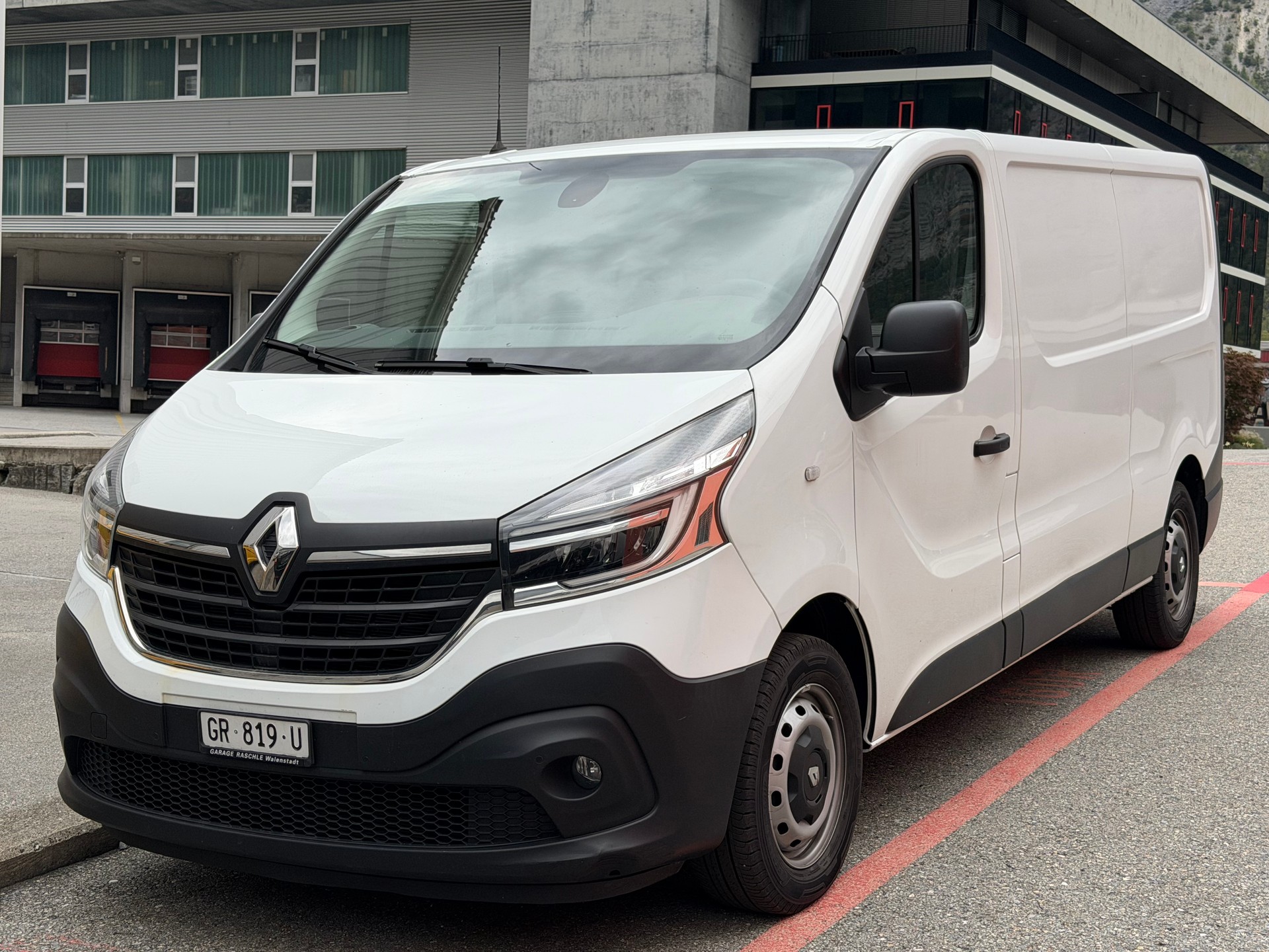 RENAULT Trafic 2.0 dCi 120 3.0t Business L2H1-image-1