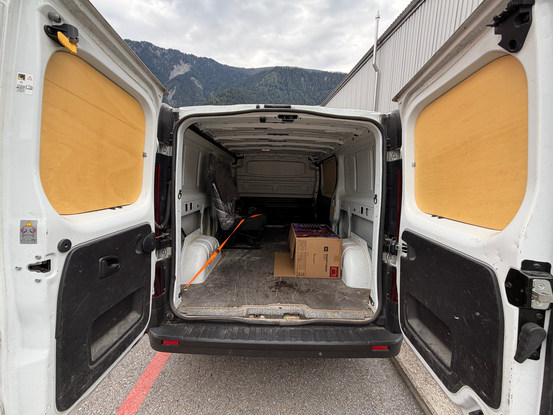 RENAULT Trafic 2.0 dCi 120 3.0t Business L2H1-image-10
