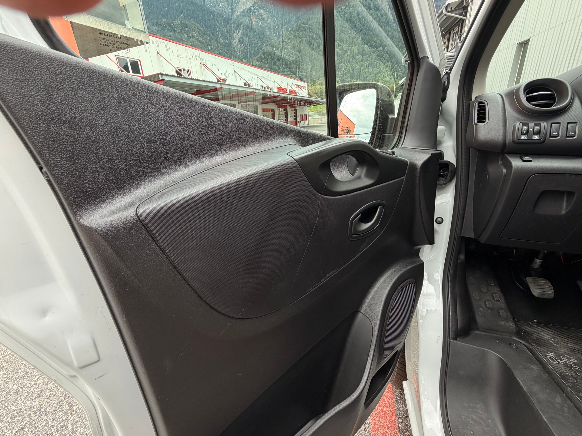 RENAULT Trafic 2.0 dCi 120 3.0t Business L2H1-image-4