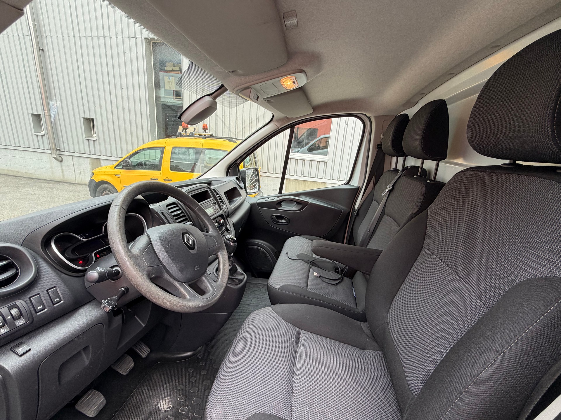RENAULT Trafic 2.0 dCi 120 3.0t Business L2H1-image-3