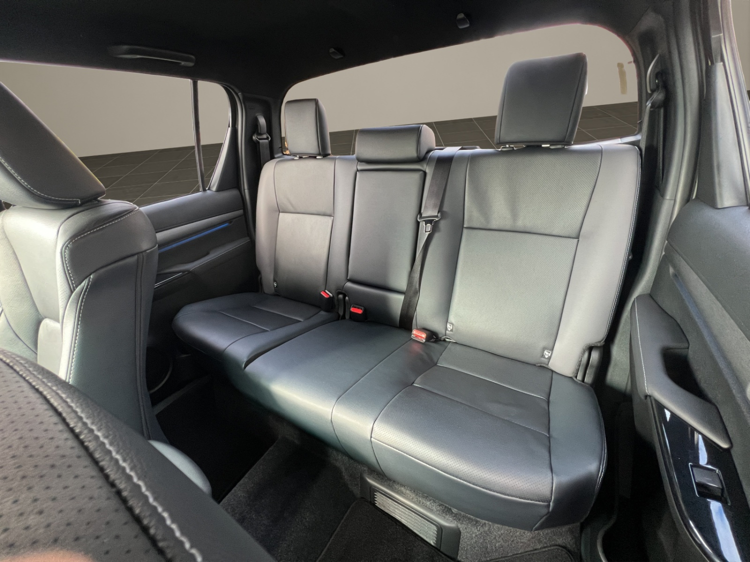 TOYOTA Hilux Double Cab.-Pick-up 2.8 D-4D 204 Invincible MHEV-image-16