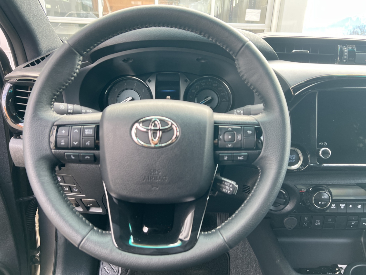 TOYOTA Hilux Double Cab.-Pick-up 2.8 D-4D 204 Invincible MHEV-image-11