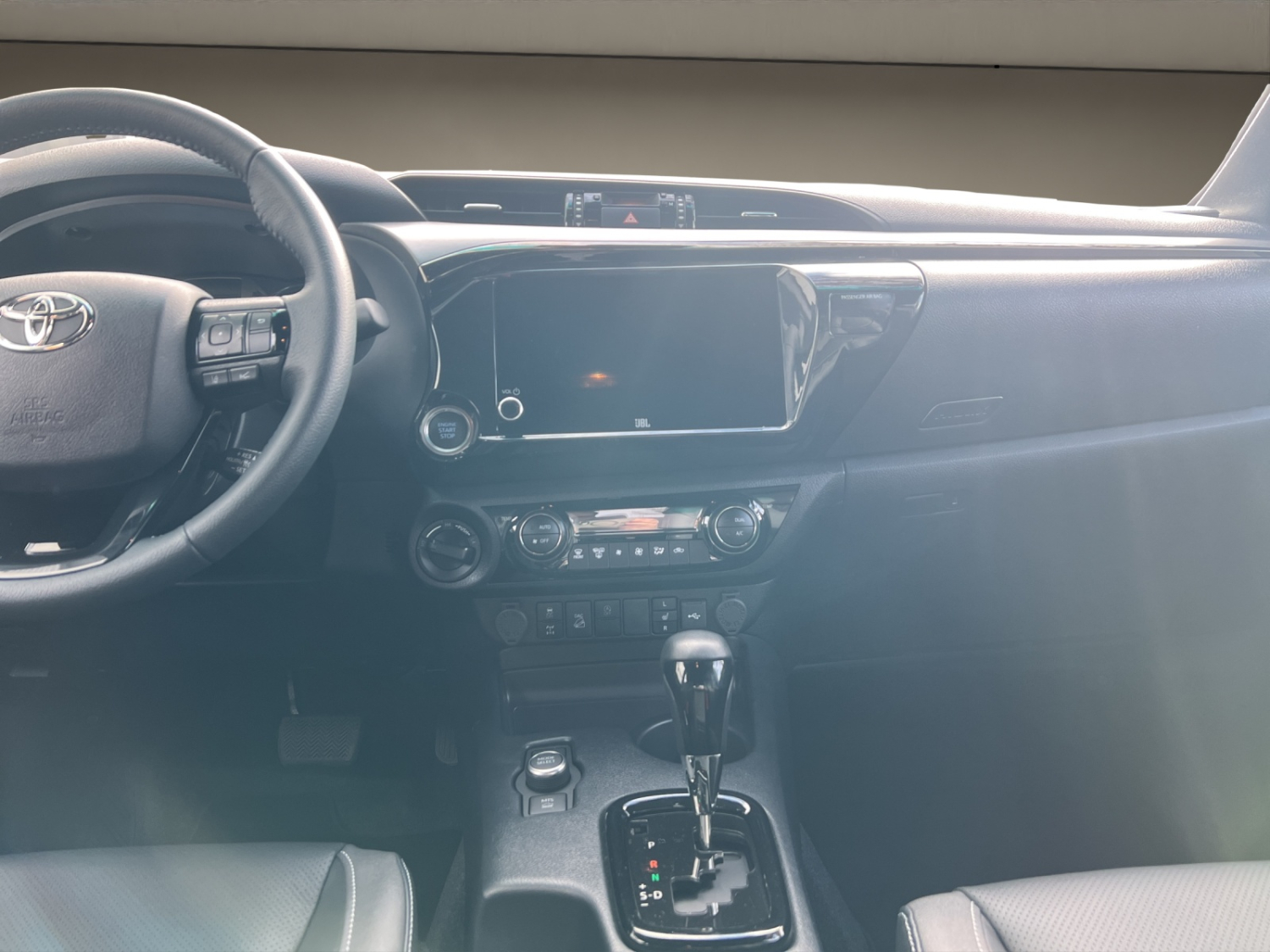 TOYOTA Hilux Double Cab.-Pick-up 2.8 D-4D 204 Invincible MHEV-image-9