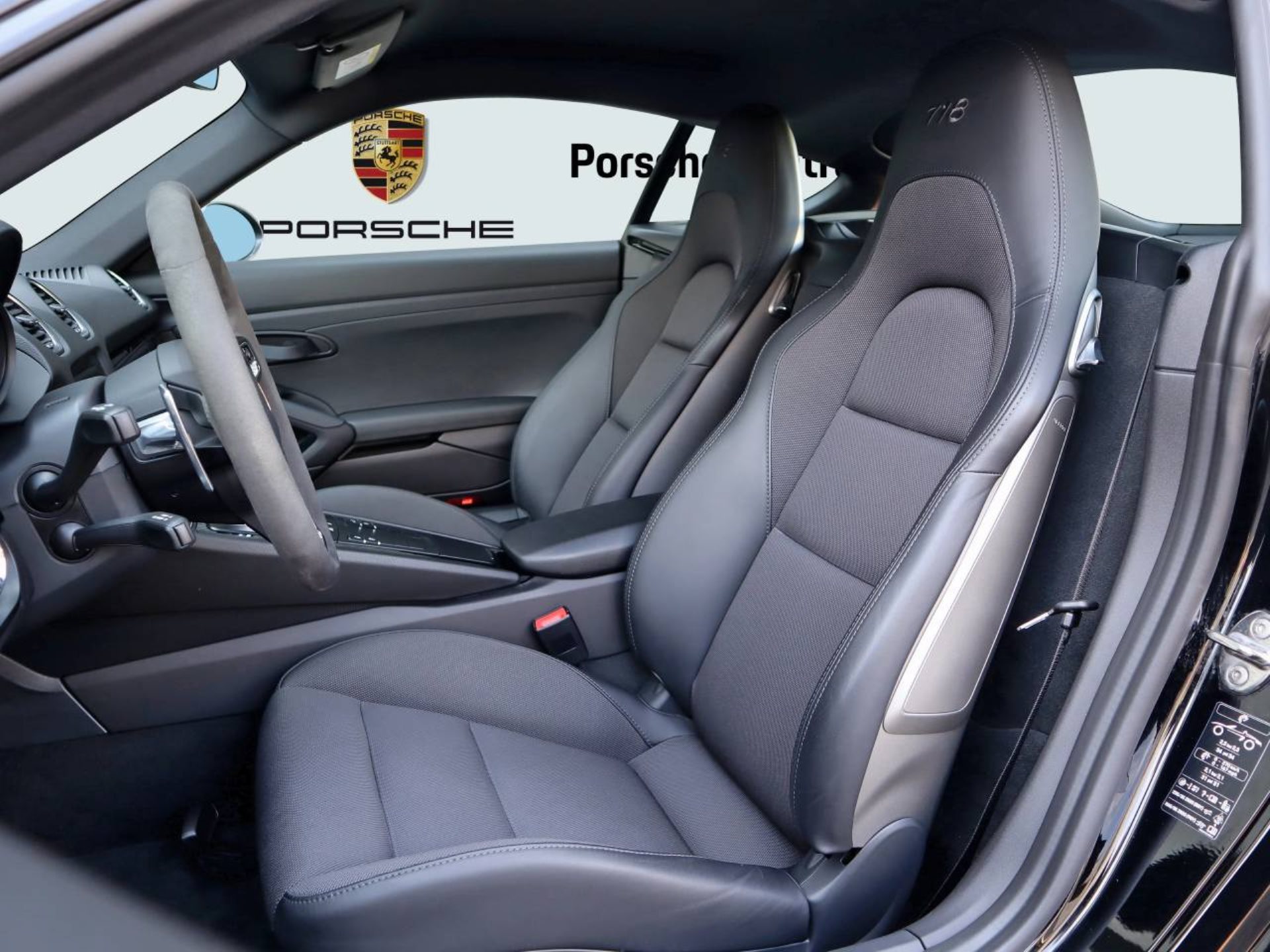 PORSCHE 718 Cayman T-image-4