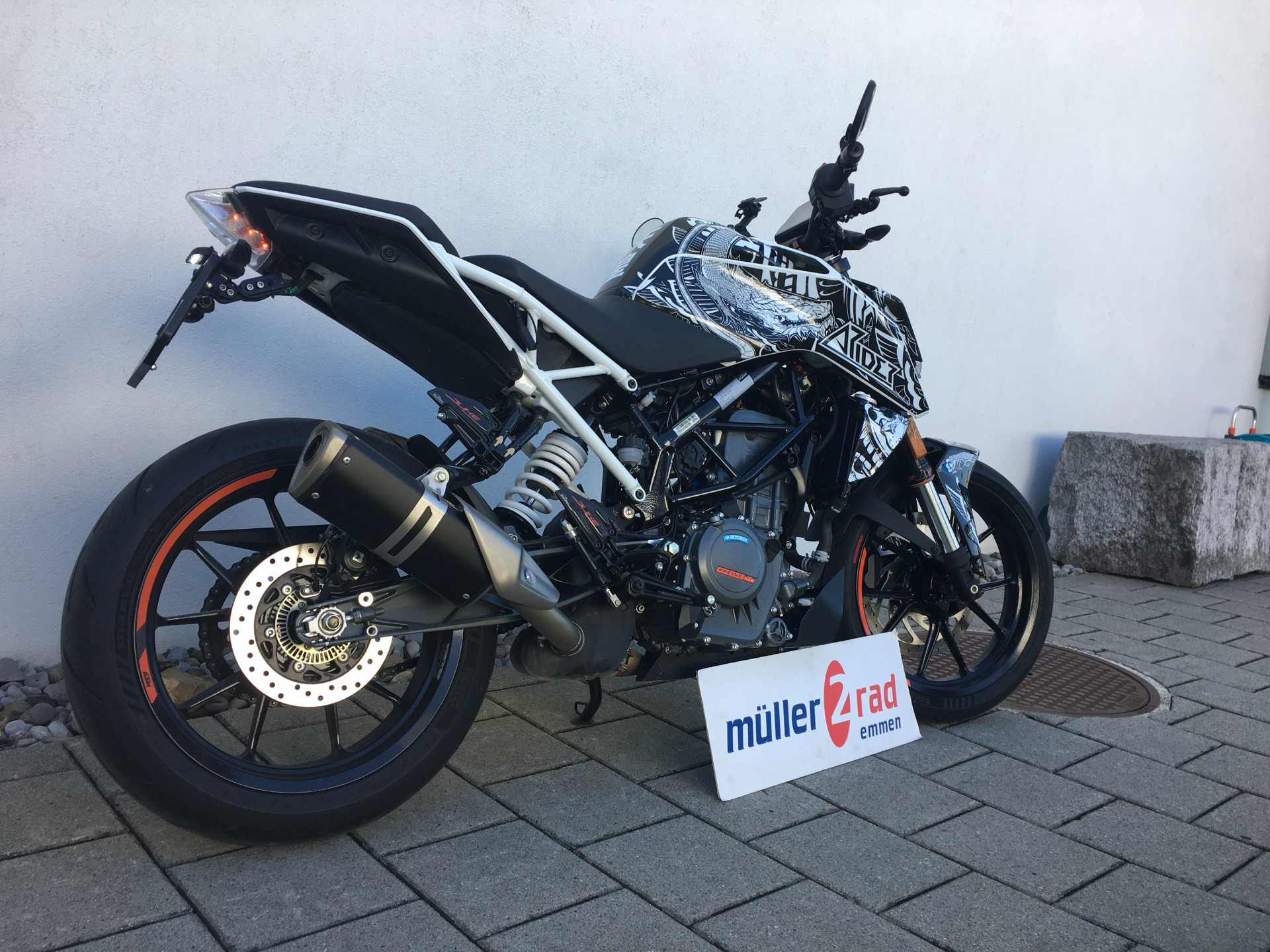 KTM 390 Duke-showroom-element-2