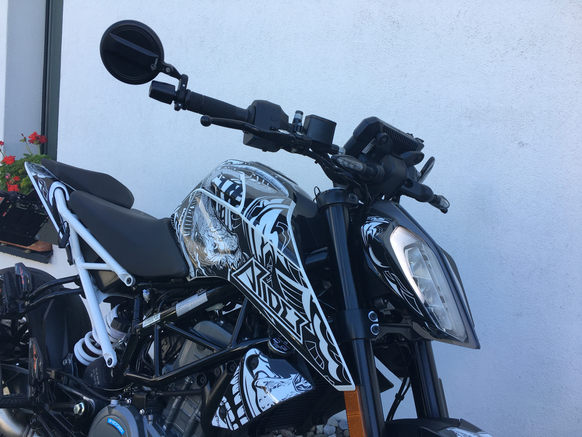 KTM 390 Duke-showroom-element-1
