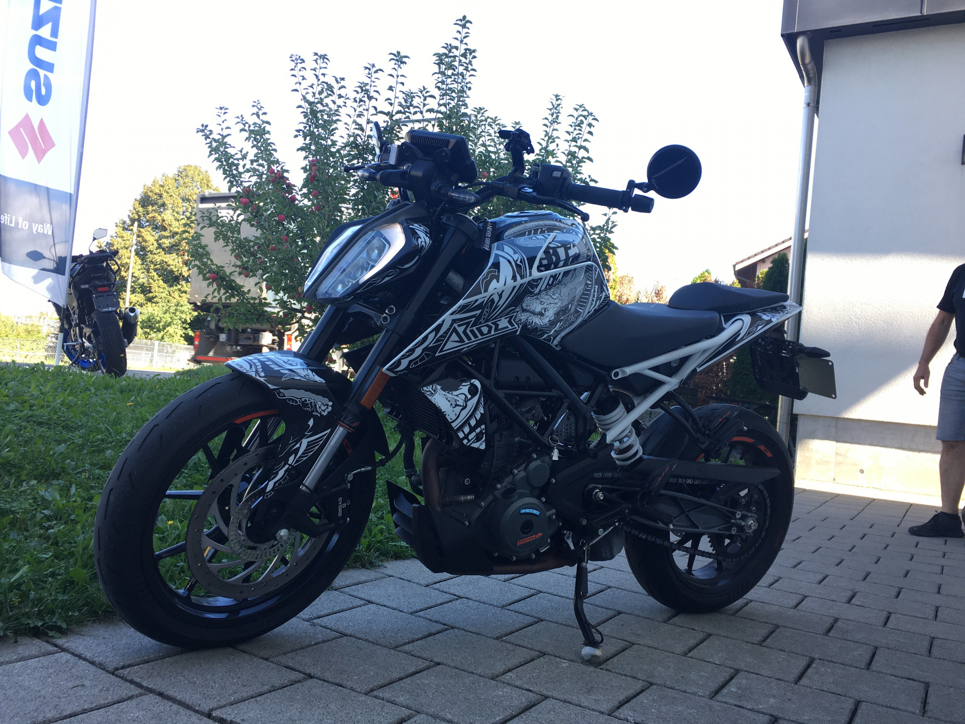 KTM 390 Duke-showroom-element-3