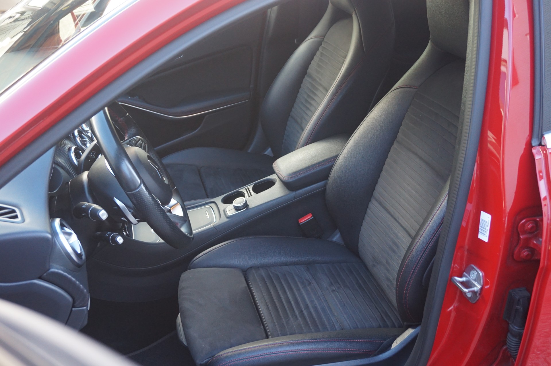 MERCEDES-BENZ A 200 AMG Line 7G-DCT-image-8