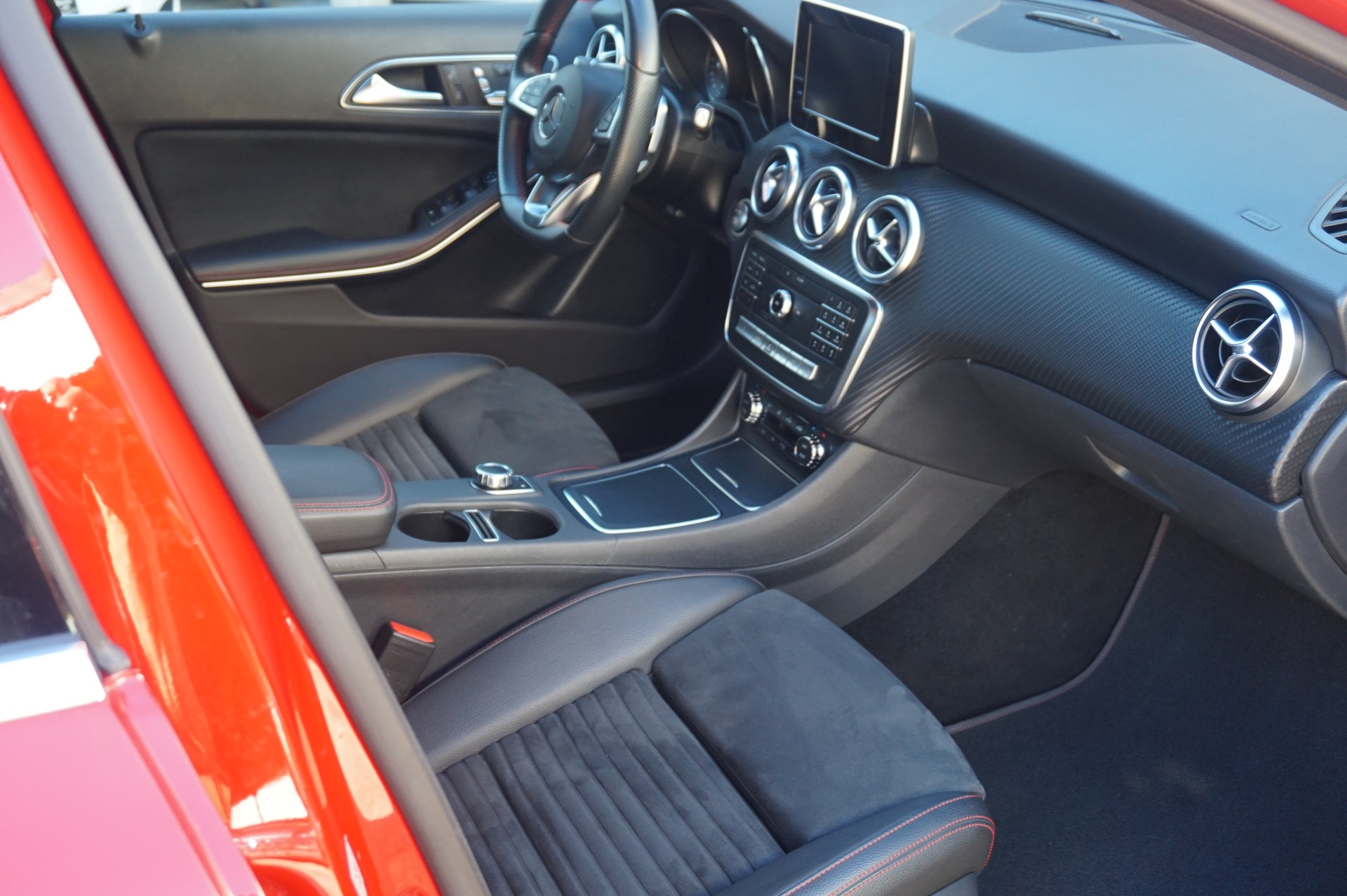 MERCEDES-BENZ A 200 AMG Line 7G-DCT-image-5