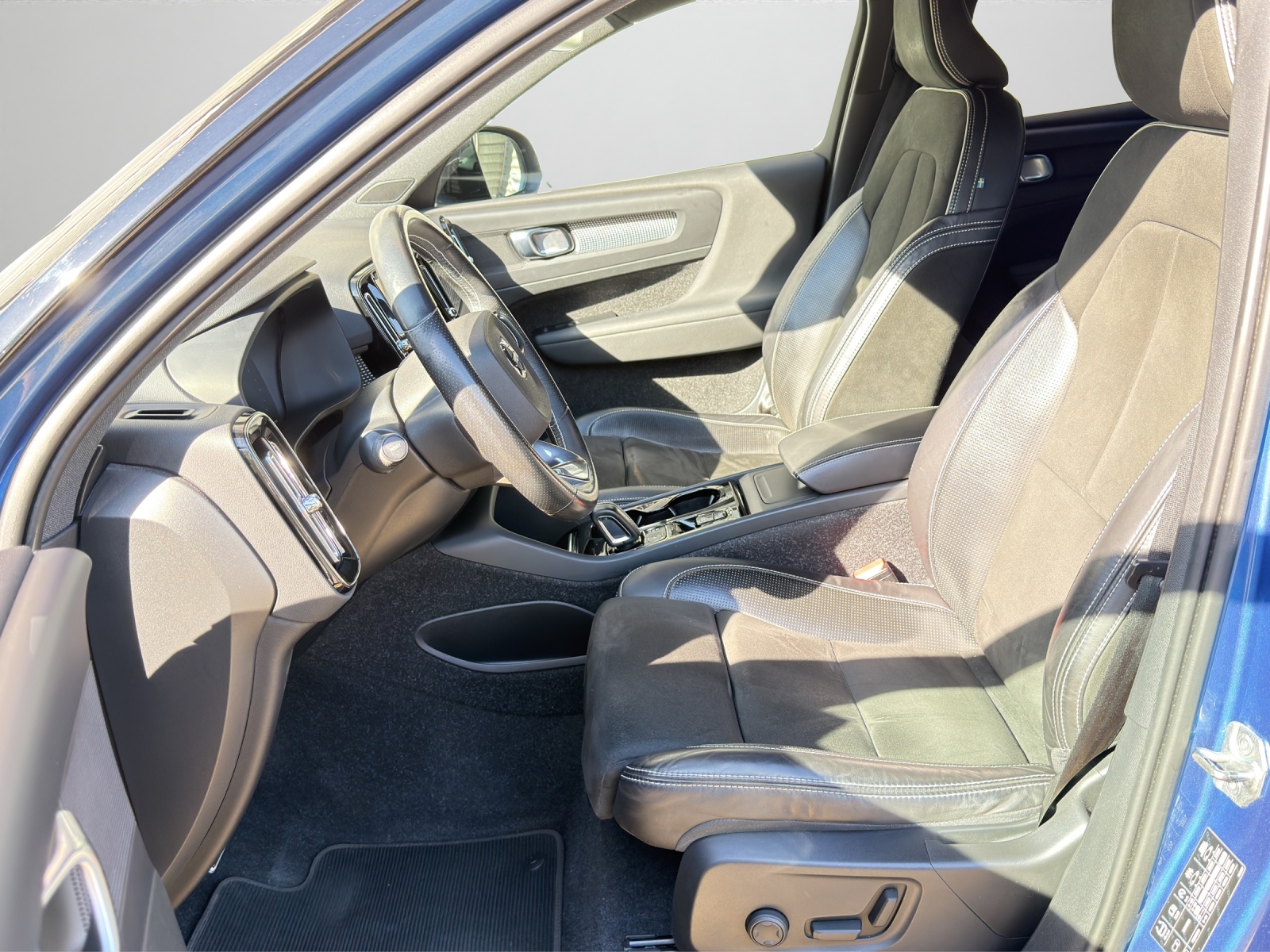 VOLVO XC40 2.0 B5 MH R-Design AWD-image-10