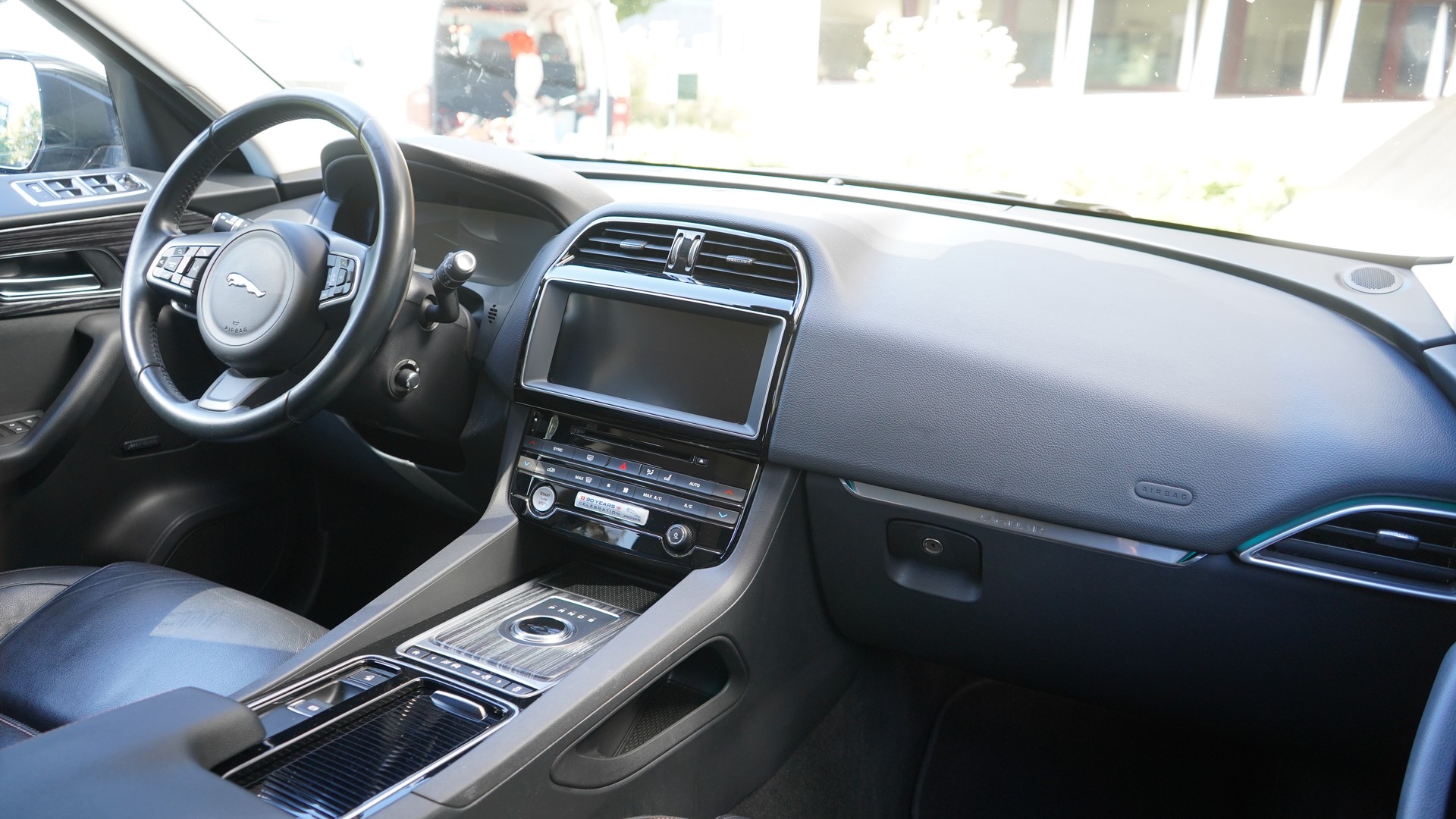 JAGUAR F-Pace 2.0d Portfolio AWD Automatik-image-13