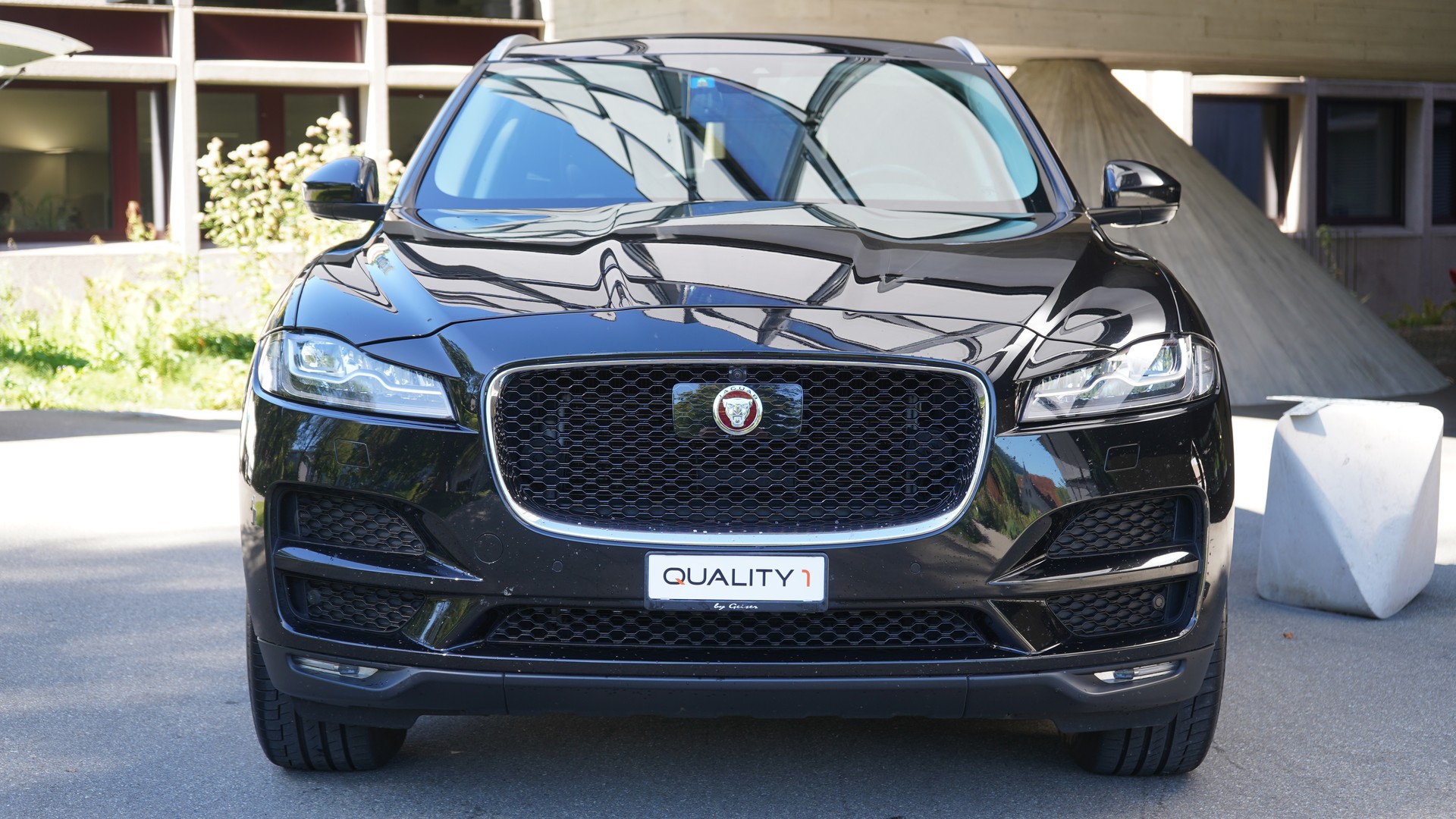JAGUAR F-Pace 2.0d Portfolio AWD Automatik-image-1