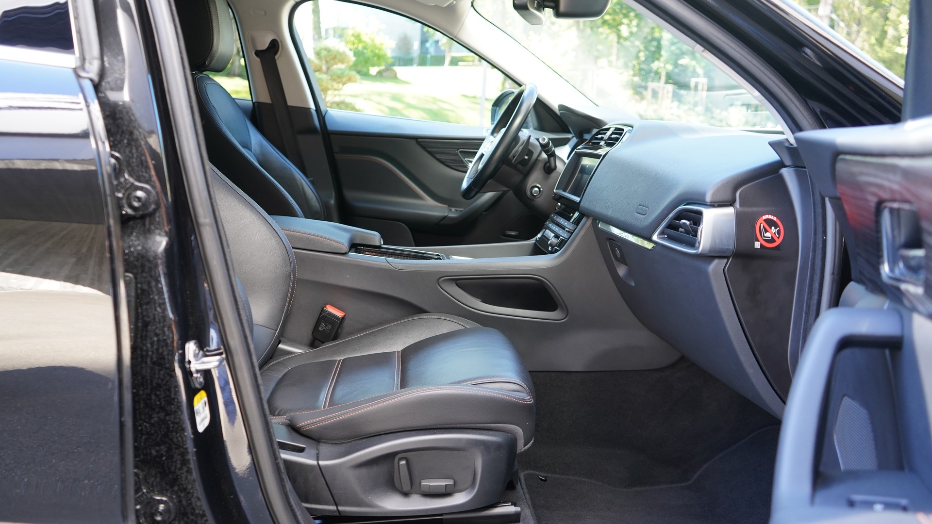 JAGUAR F-Pace 2.0d Portfolio AWD Automatik-image-18
