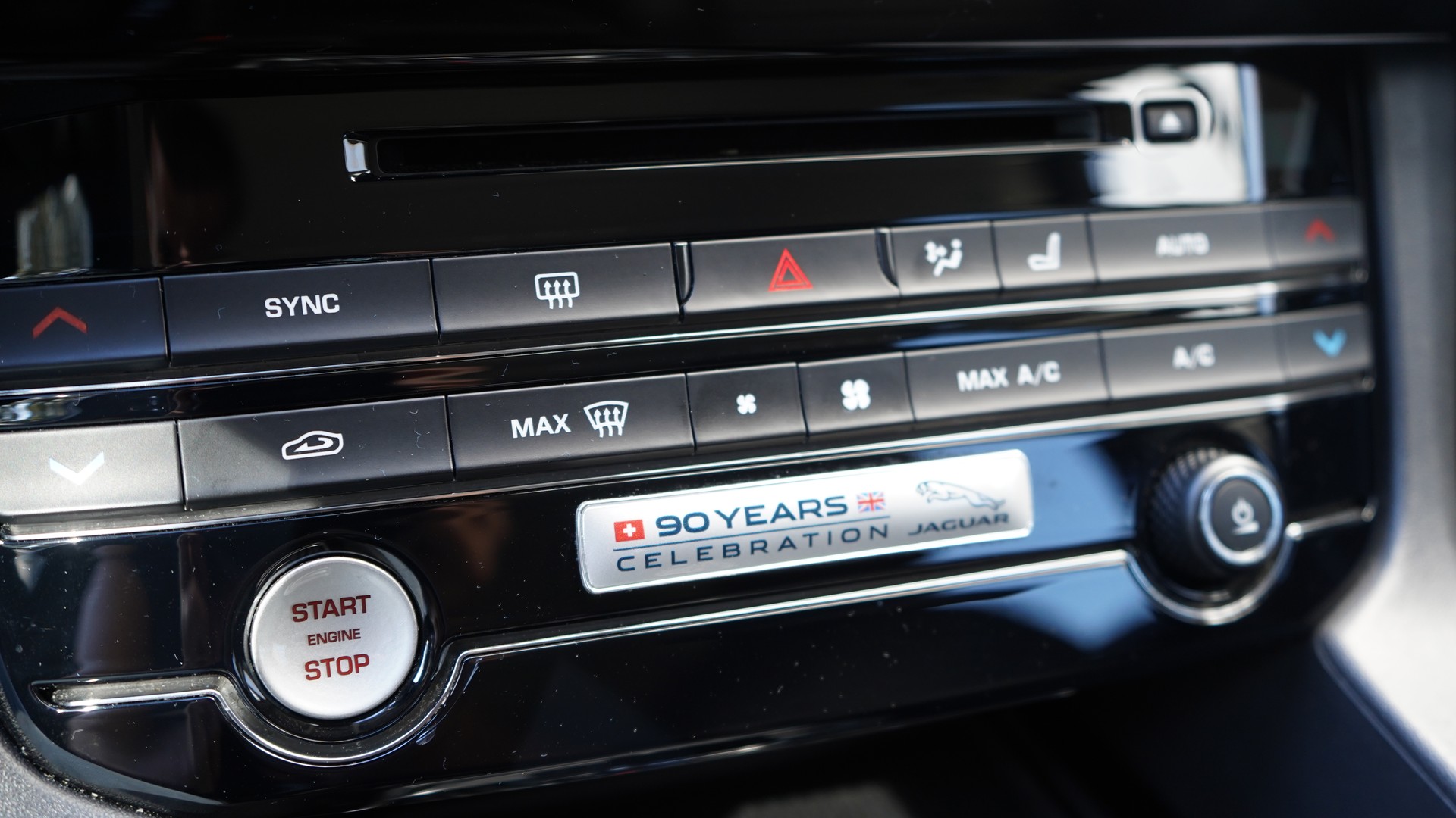 JAGUAR F-Pace 2.0d Portfolio AWD Automatik-image-12