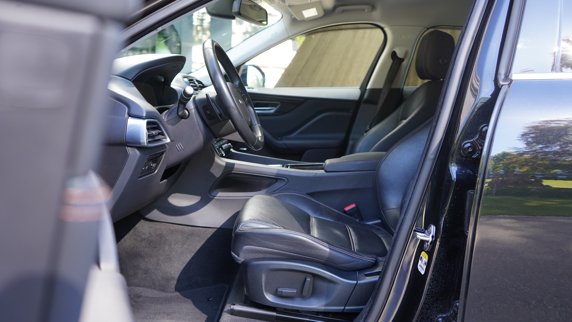 JAGUAR F-Pace 2.0d Portfolio AWD Automatik-image-6