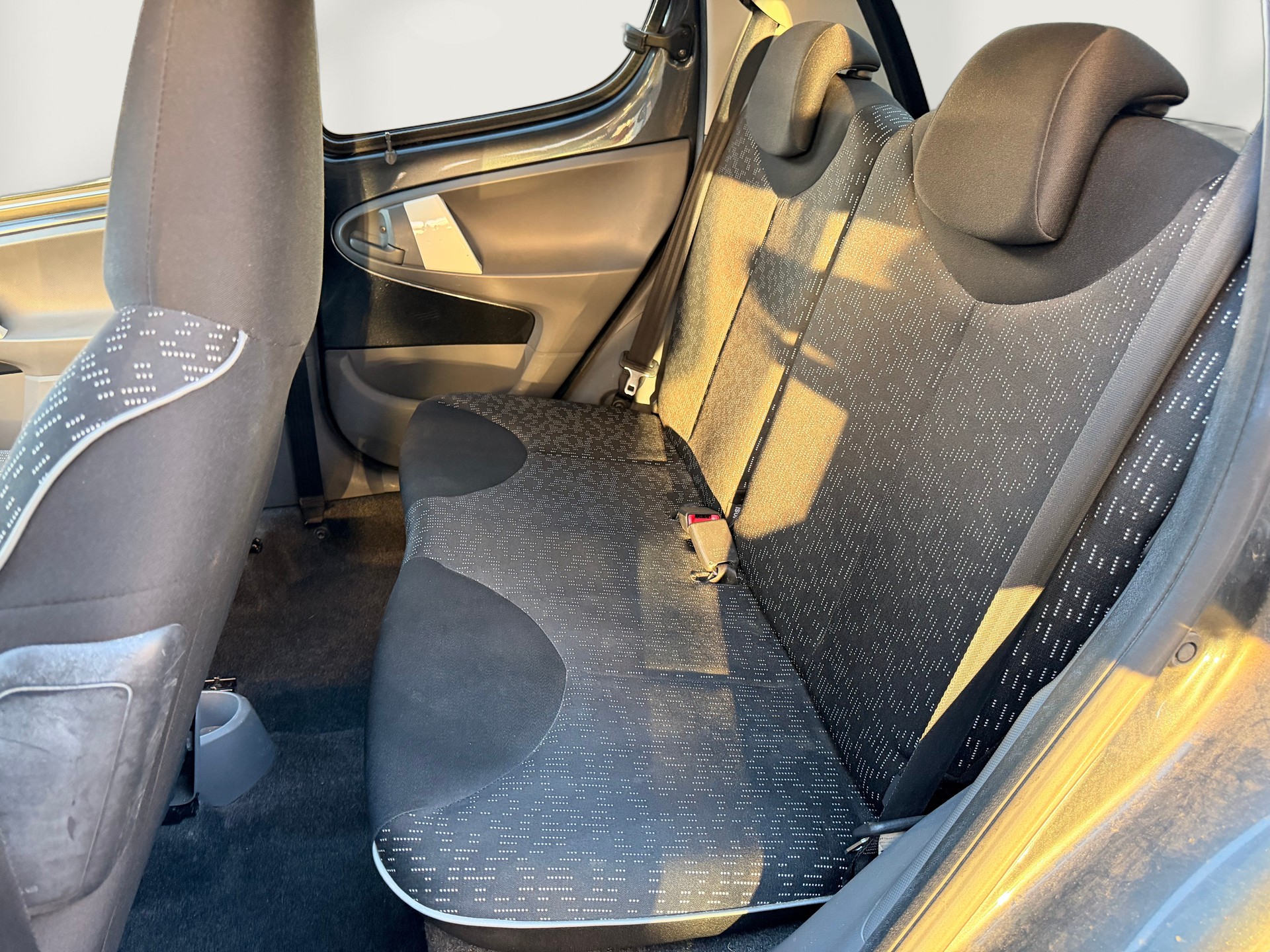 PEUGEOT 107 1.0 Swiss Edition-image-9