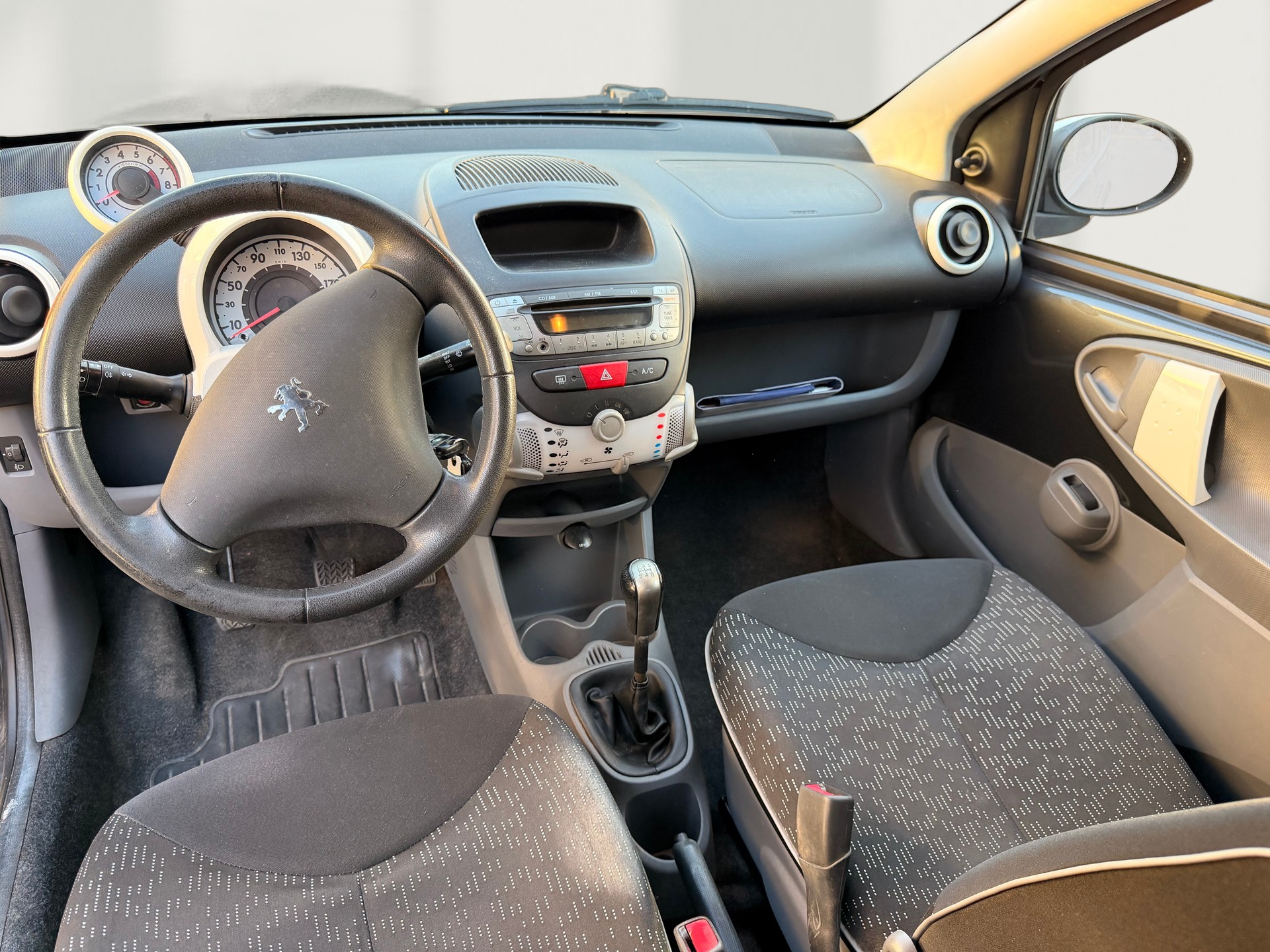 PEUGEOT 107 1.0 Swiss Edition-image-10