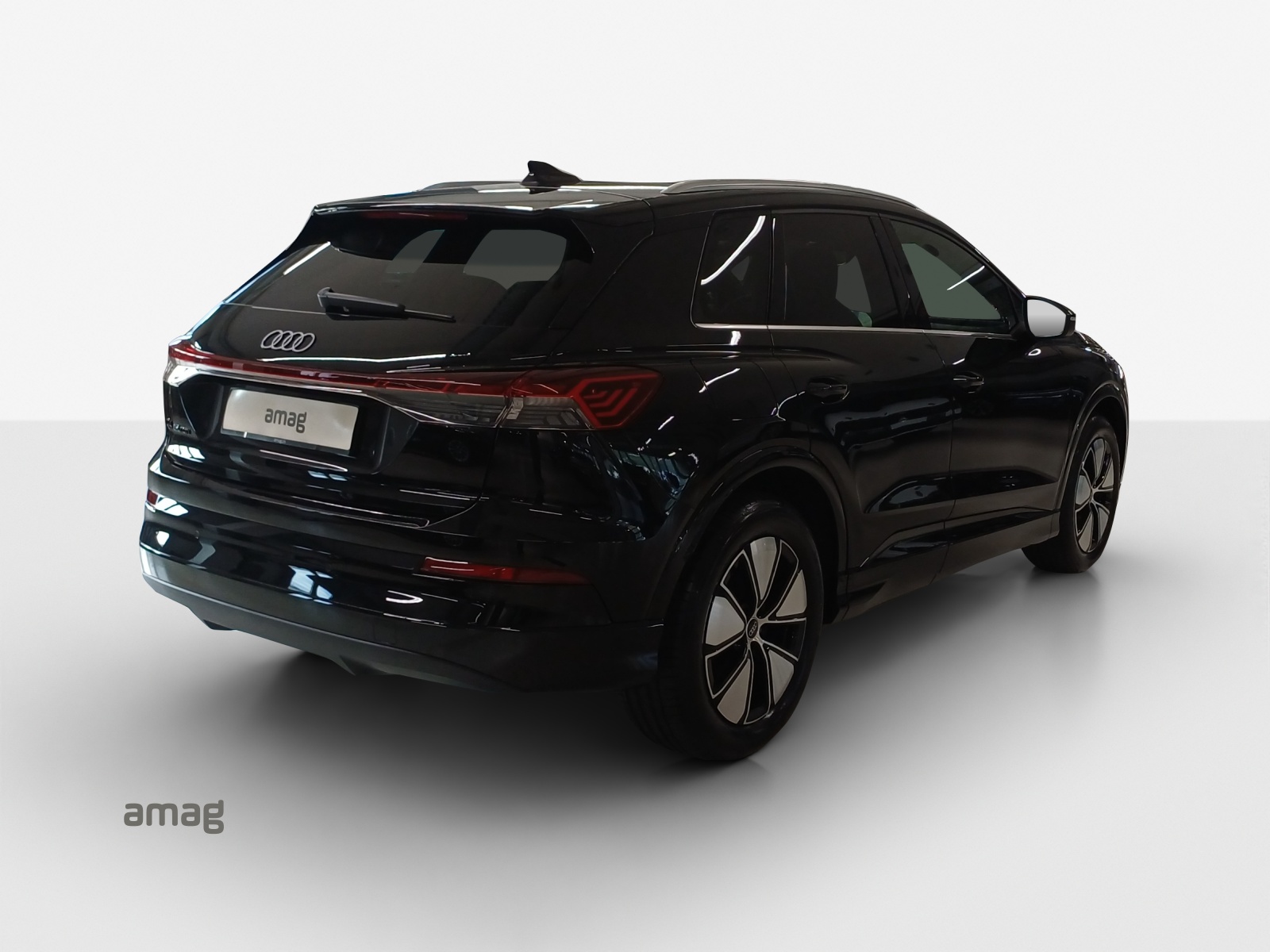 AUDI Q4 e-tron SUV performance Attraction-image-4