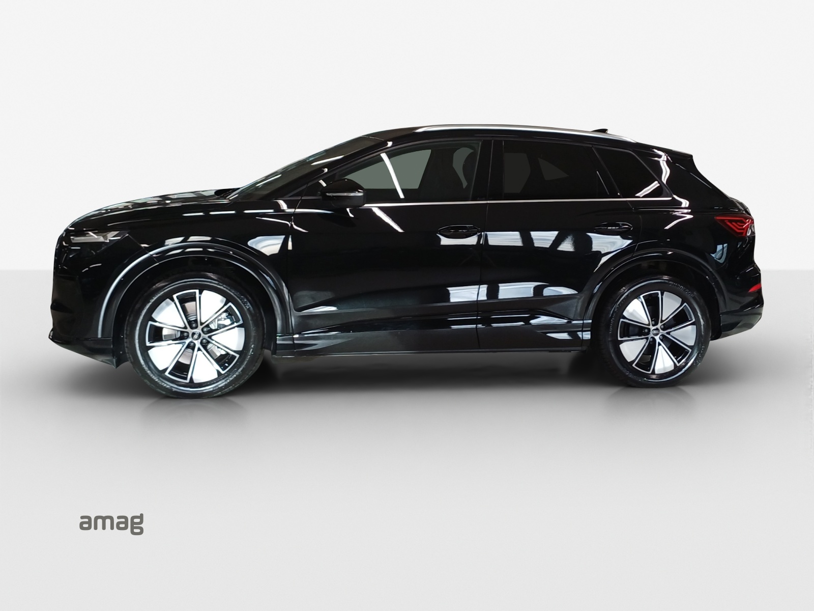 AUDI Q4 e-tron SUV performance Attraction-image-1
