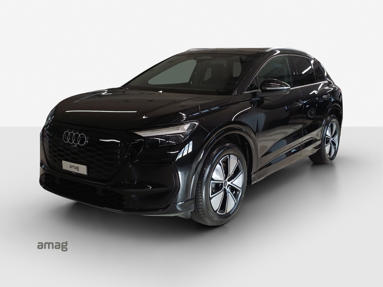 AUDI Q4 e-tron SUV performance Attraction-image-0