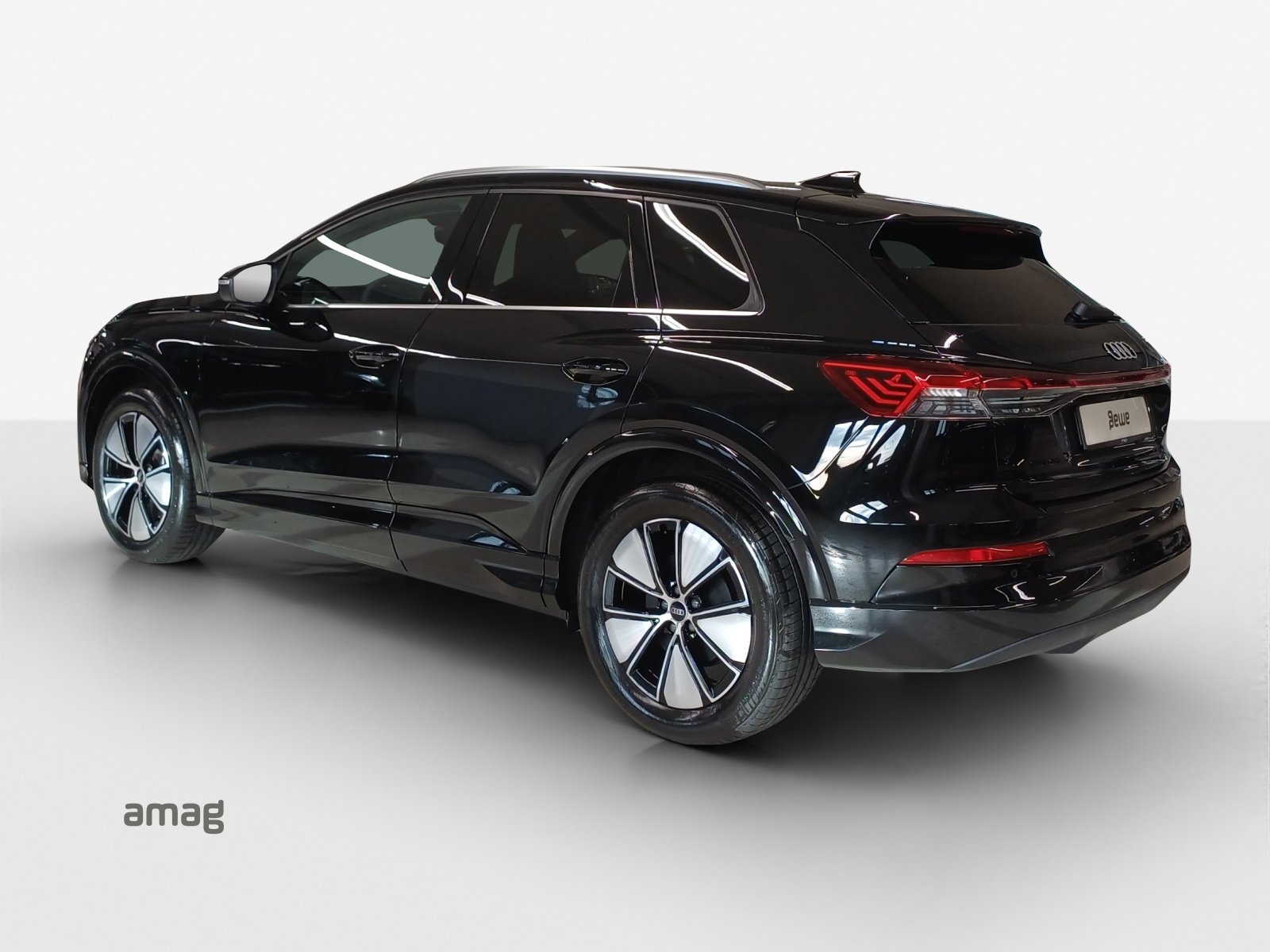 AUDI Q4 e-tron SUV performance Attraction-image-2