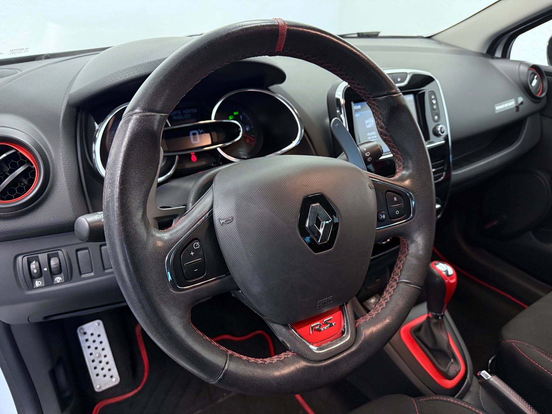 RENAULT Clio 1.6 T RS 200 EDC-image-15