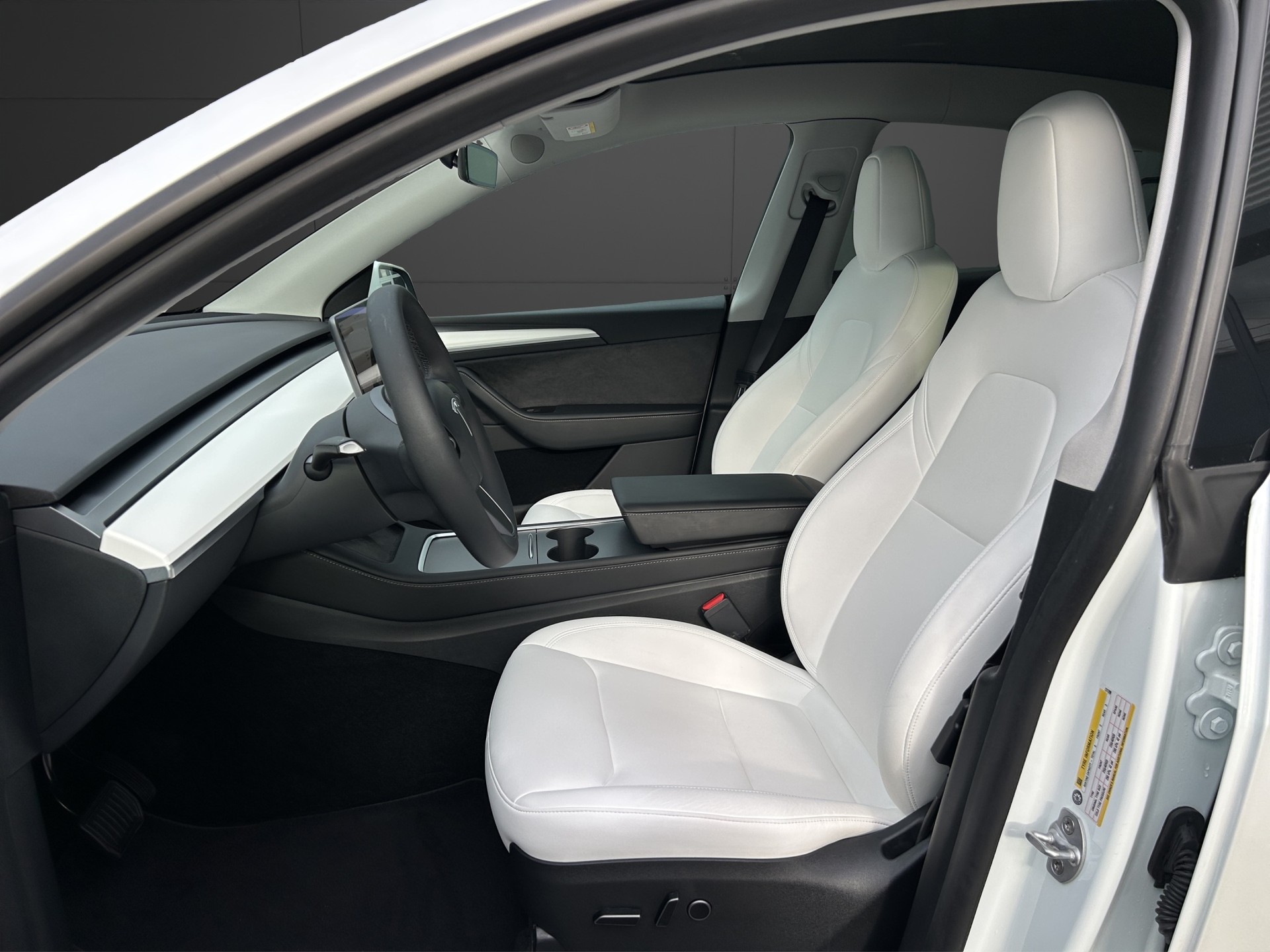 TESLA Model Y Long Range Dual Motor AWD / Model 2023-image-5