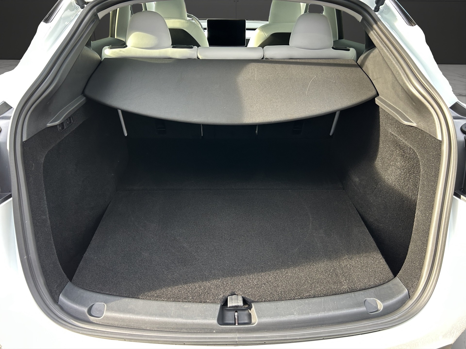 TESLA Model Y Long Range Dual Motor AWD / Model 2023-image-12