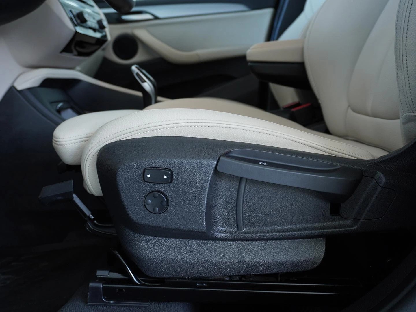 BMW X1 xDrive 18d Essential Edition Steptronic-image-4