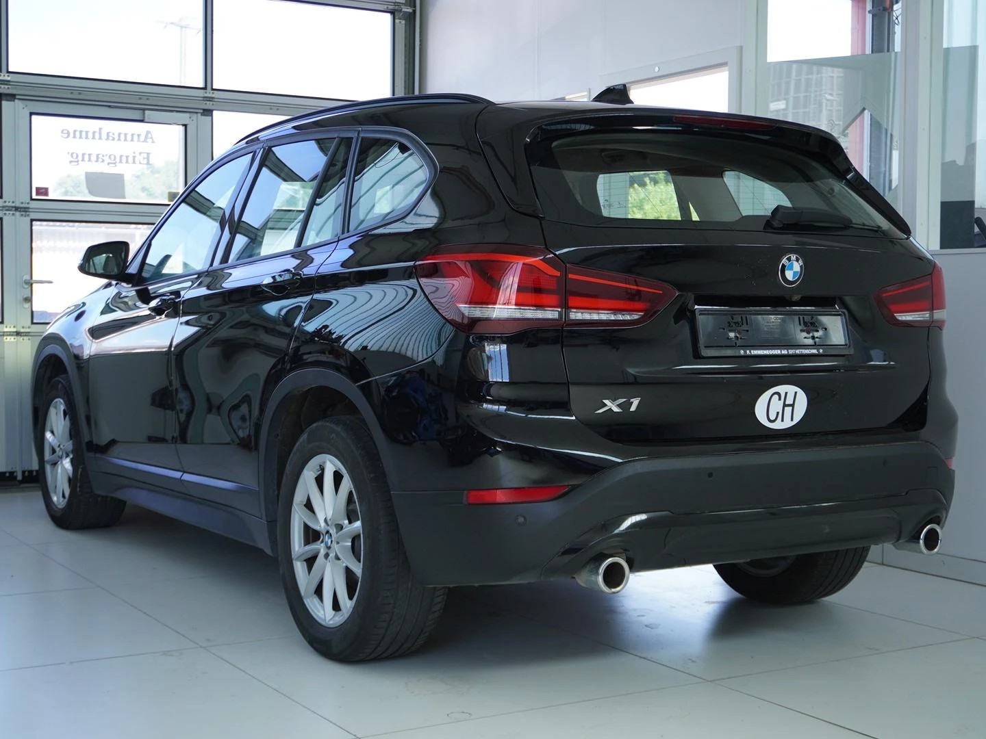 BMW X1 xDrive 18d Essential Edition Steptronic-showroom-element-1