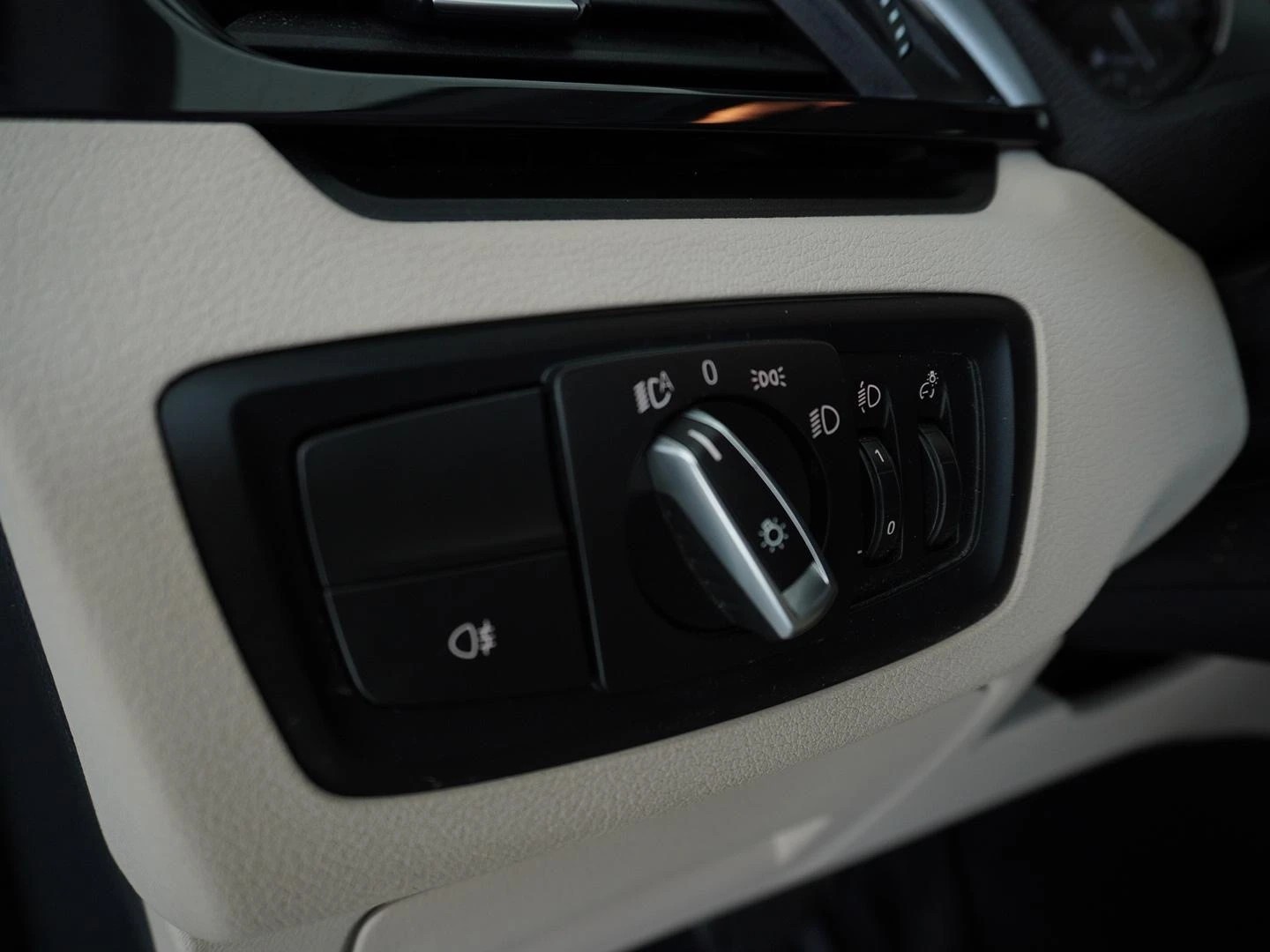 BMW X1 xDrive 18d Essential Edition Steptronic-image-8
