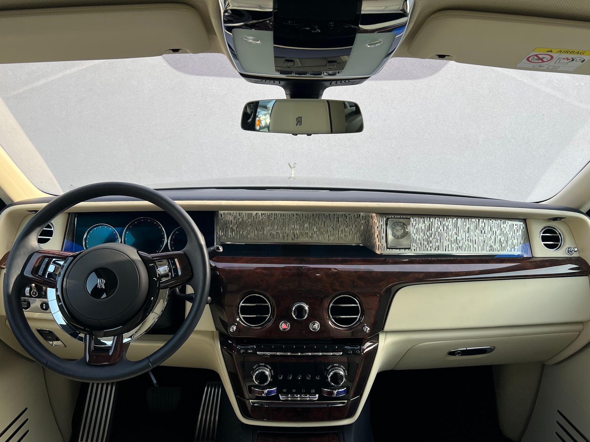ROLLS-ROYCE Phantom VIII SWB-image-13
