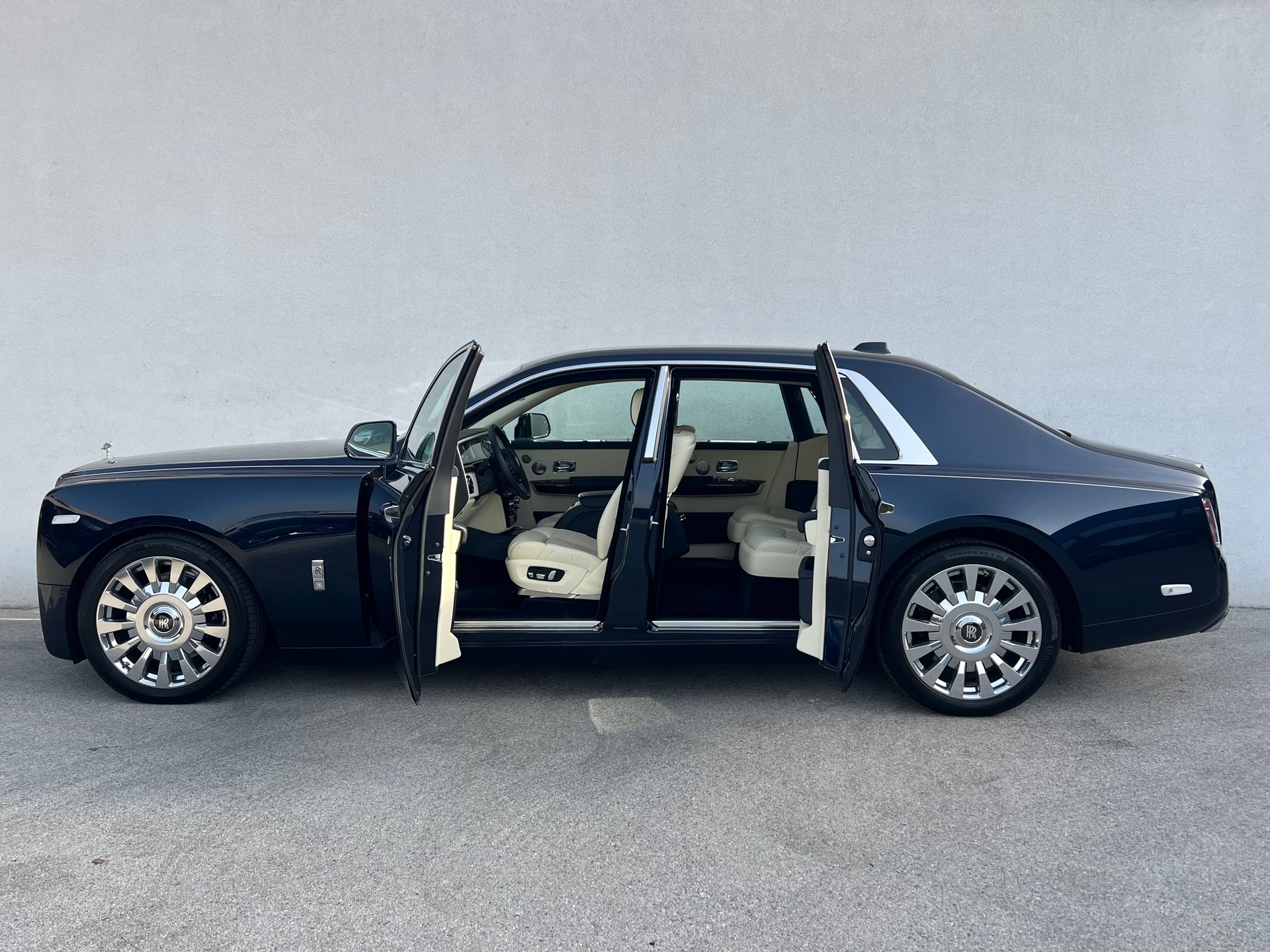 ROLLS-ROYCE Phantom VIII SWB-image-3