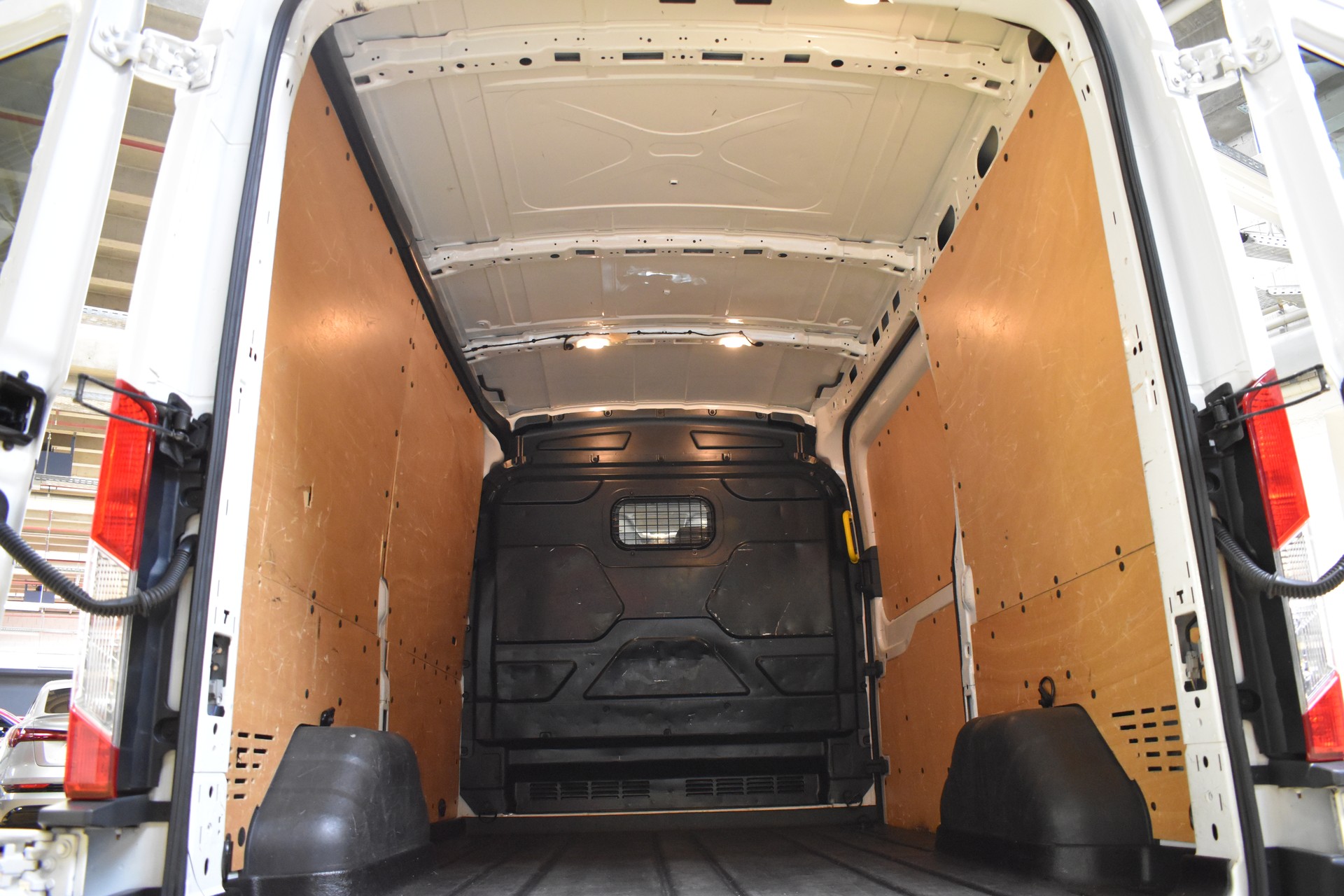 FORD Transit Van 310 L2H2 2.2 TDCi ECO 125 Ambiente-image-19