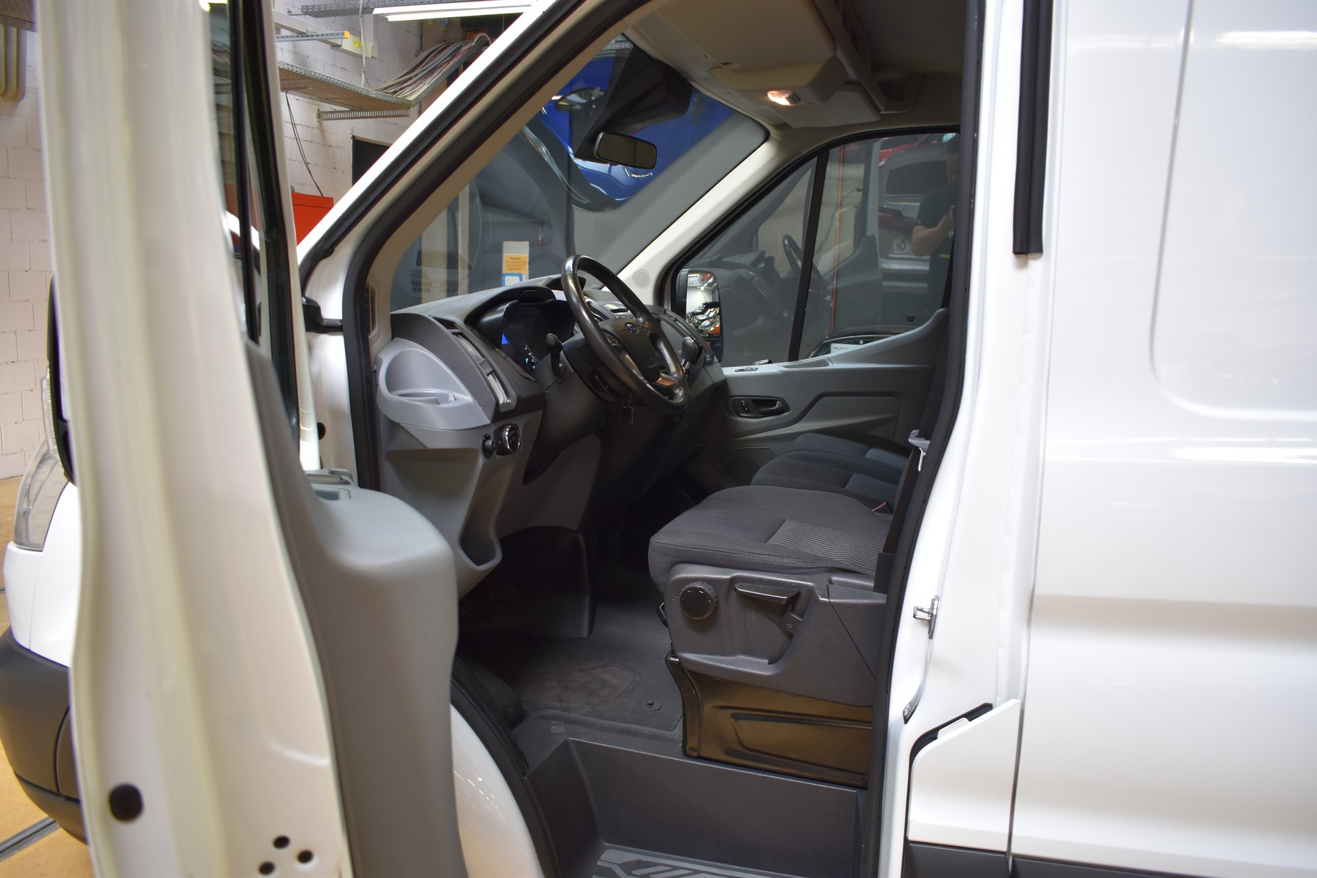 FORD Transit Van 310 L2H2 2.2 TDCi ECO 125 Ambiente-image-7